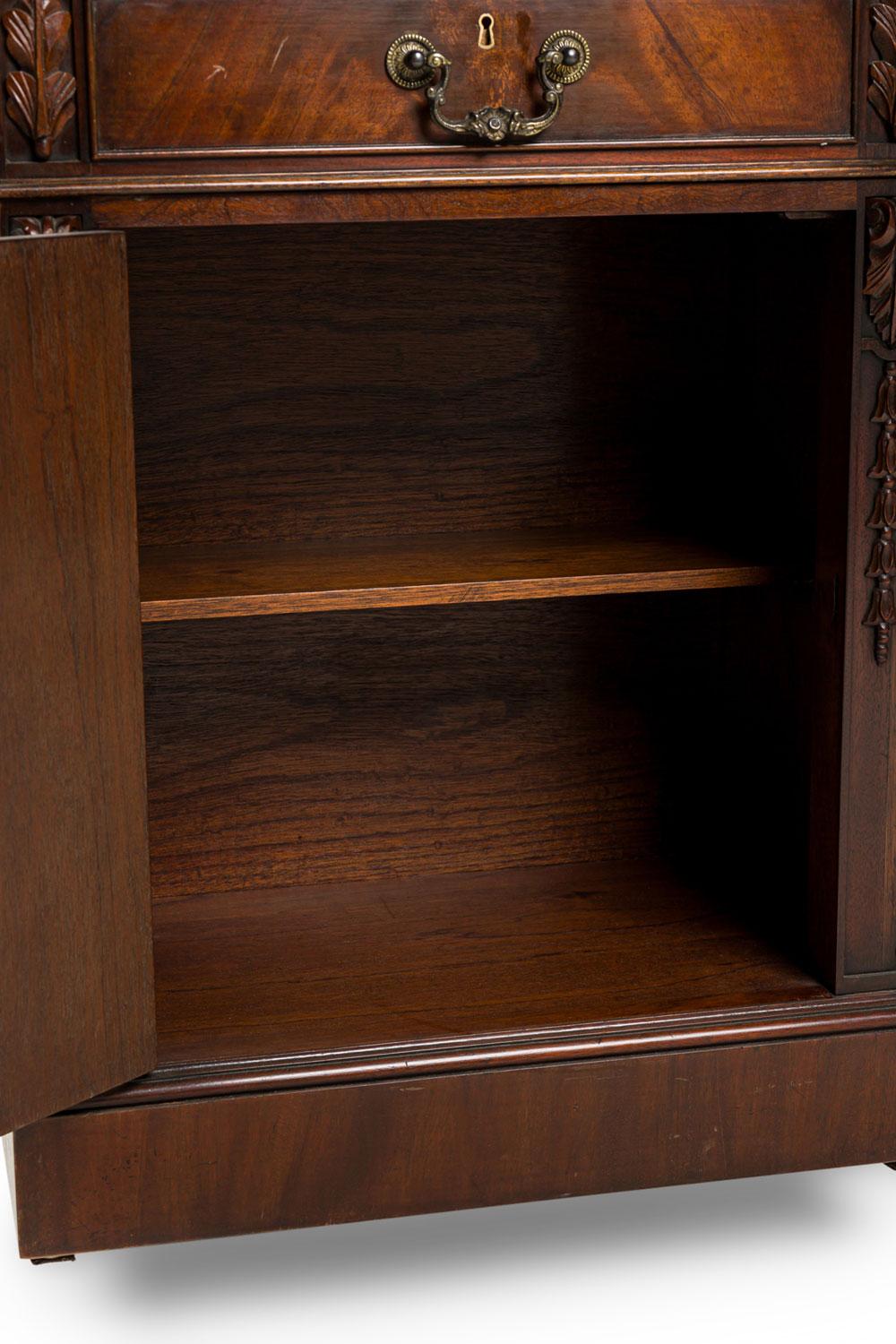 Georgian style mahogany kneehole desk im Angebot 11