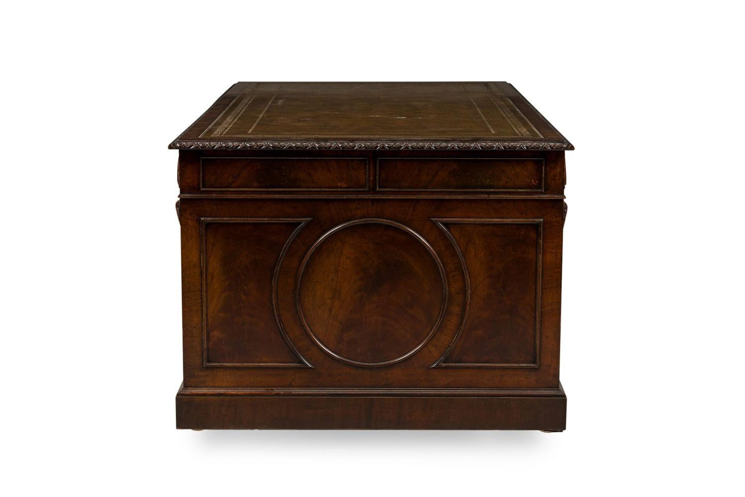 Georgian style mahogany kneehole desk (Britisch) im Angebot