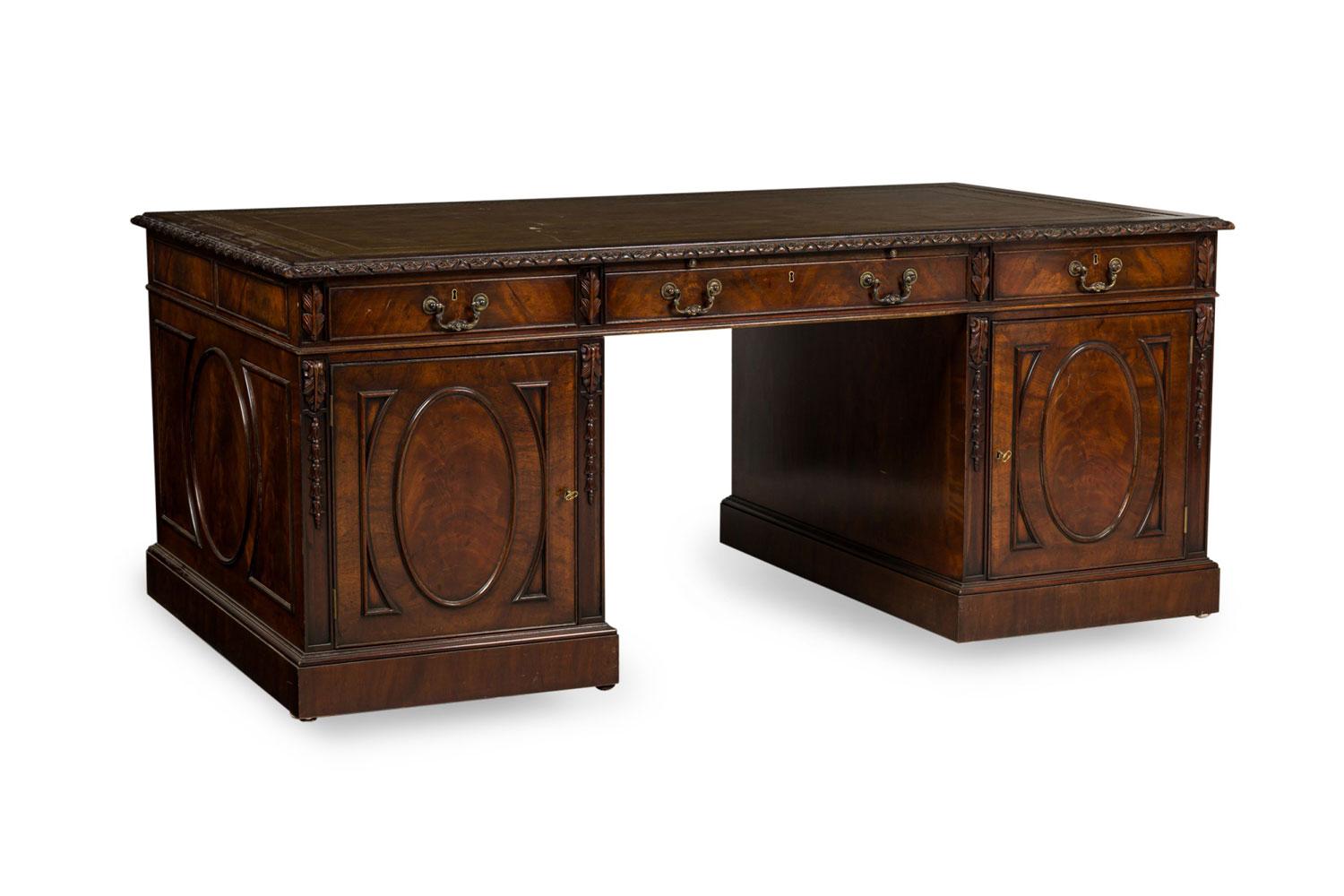 Georgian style mahogany kneehole desk (Geschnitzt) im Angebot