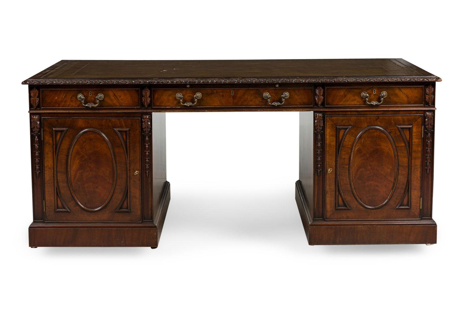 Georgian style mahogany kneehole desk im Zustand „Gut“ im Angebot in Queens, NY