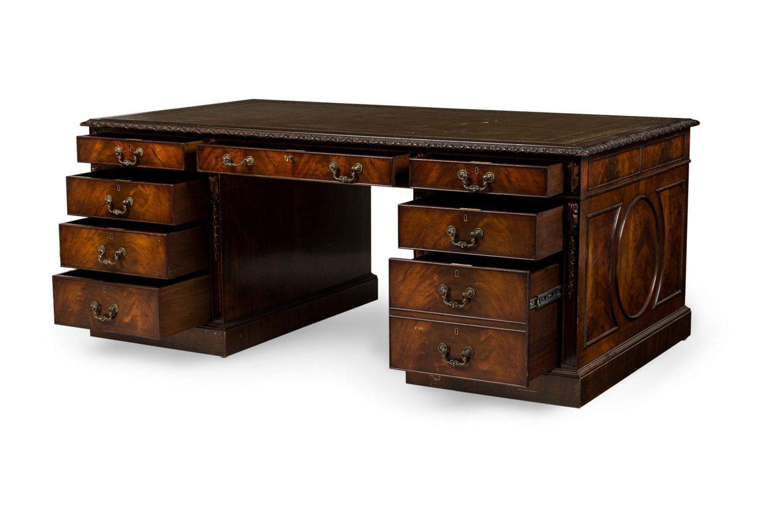 Georgian style mahogany kneehole desk (20. Jahrhundert) im Angebot