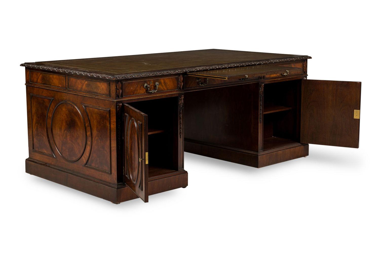 Georgian style mahogany kneehole desk (Leder) im Angebot