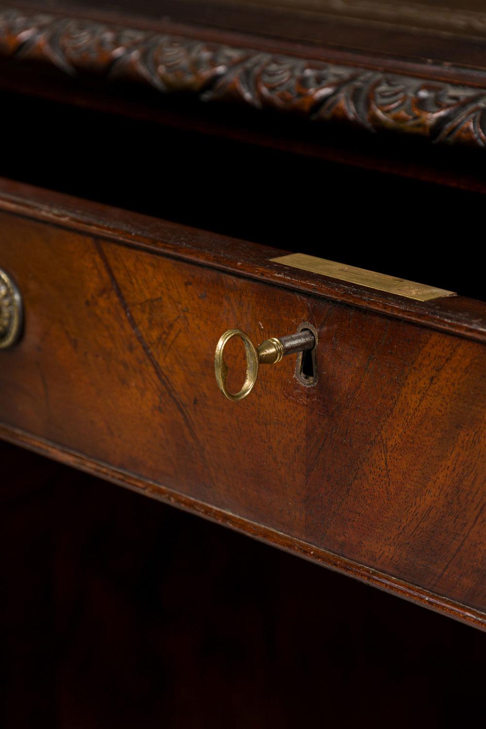 Georgian style mahogany kneehole desk im Angebot 2