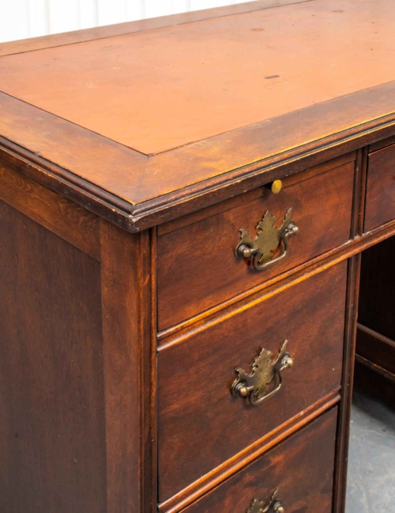 Georgian Style Mahogany Pedestal Desk In Good Condition For Sale In New York, NY