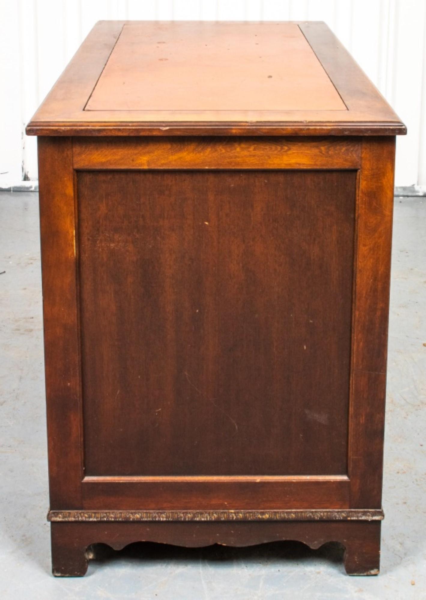 Contemporary Georgian Style Mahogany Pedestal Desk For Sale