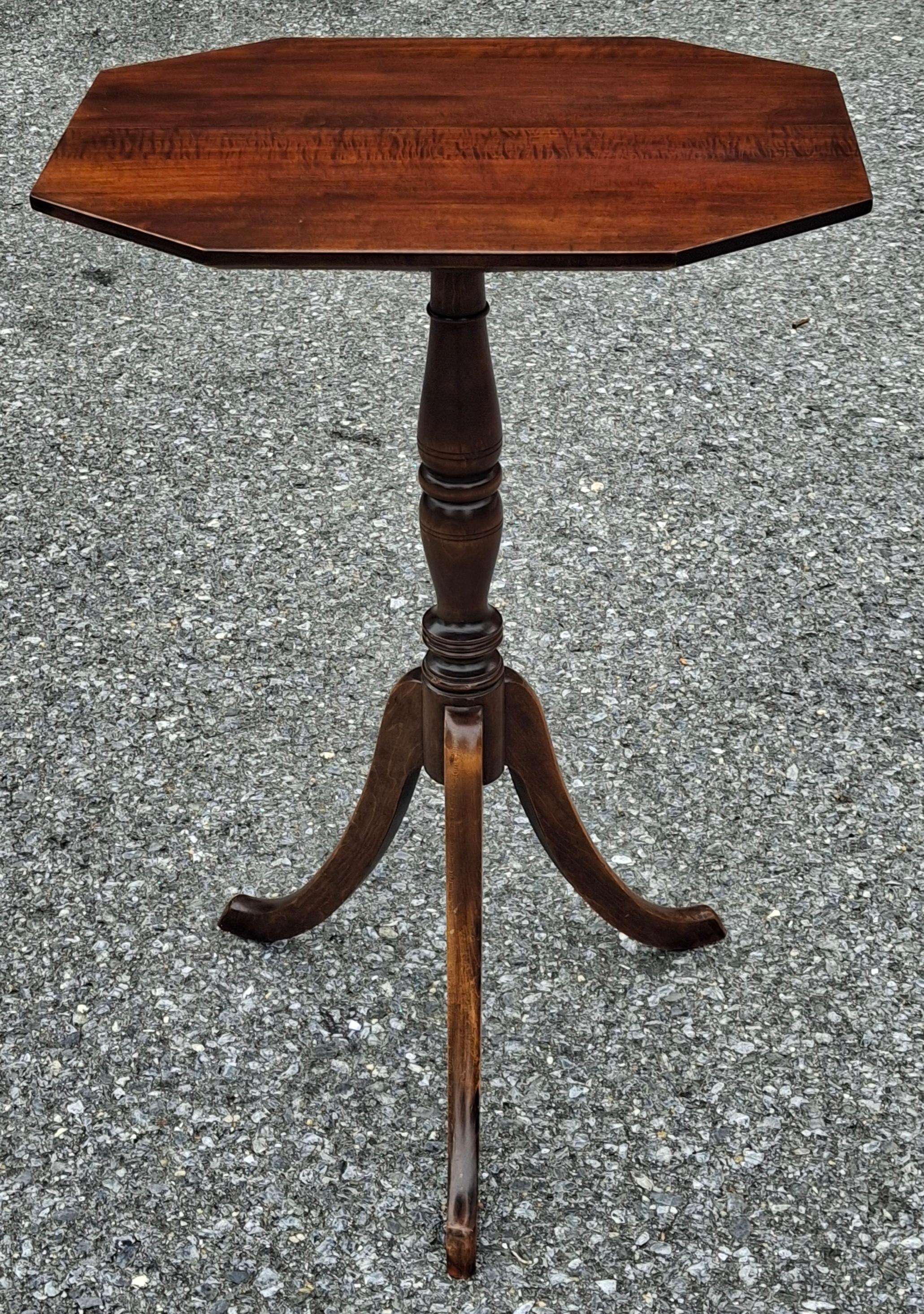Un candelabro de pie octogonal de caoba de estilo georgiano
Mide 29