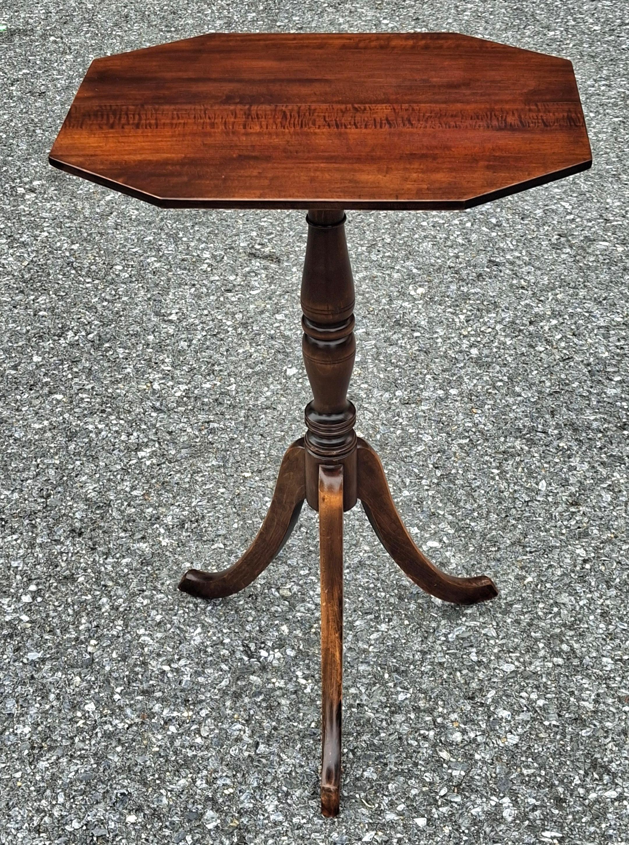 Candelabro de pie octogonal de caoba de estilo georgiano Georgiano en venta