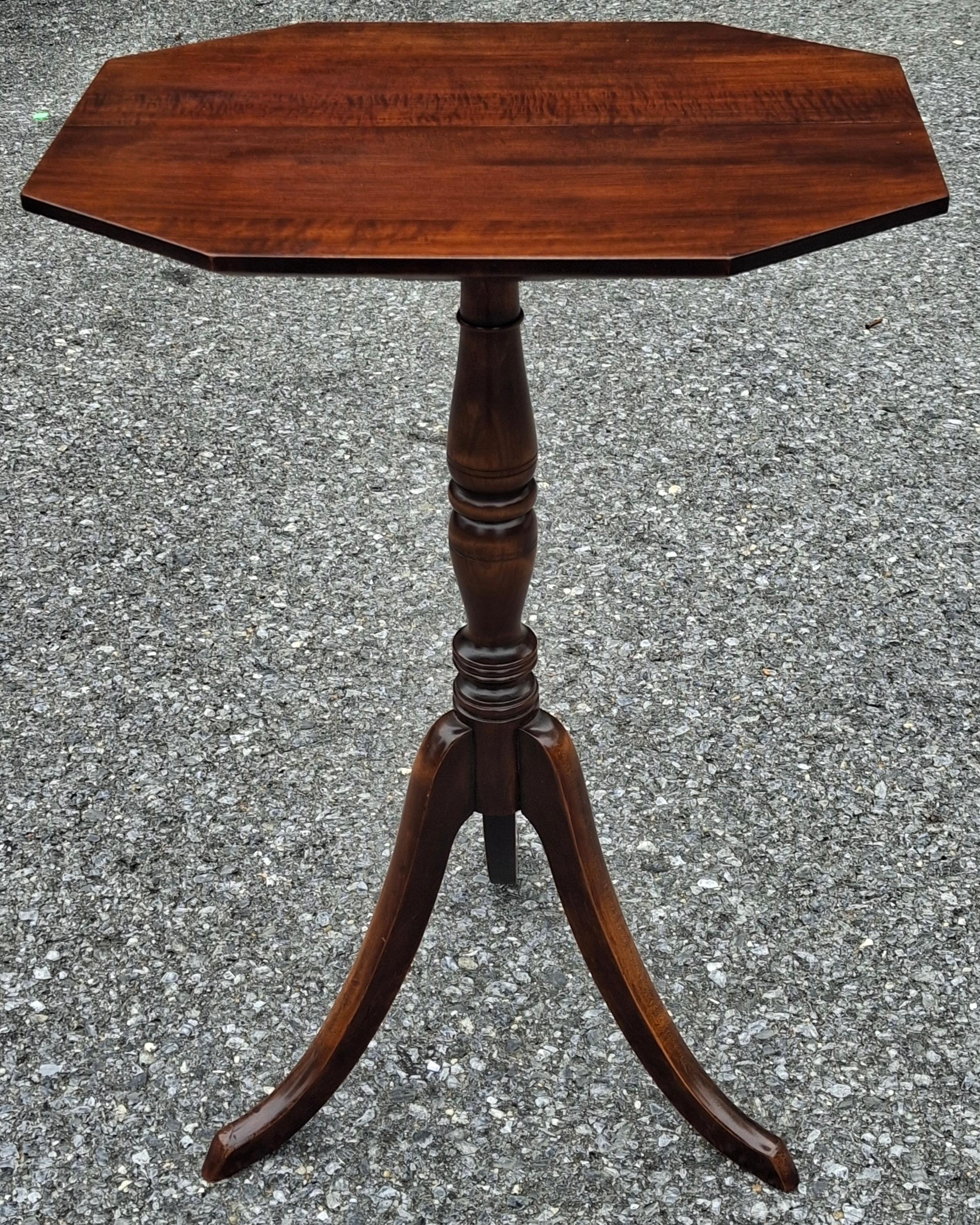 Candelabro de pie octogonal de caoba de estilo georgiano Estadounidense en venta