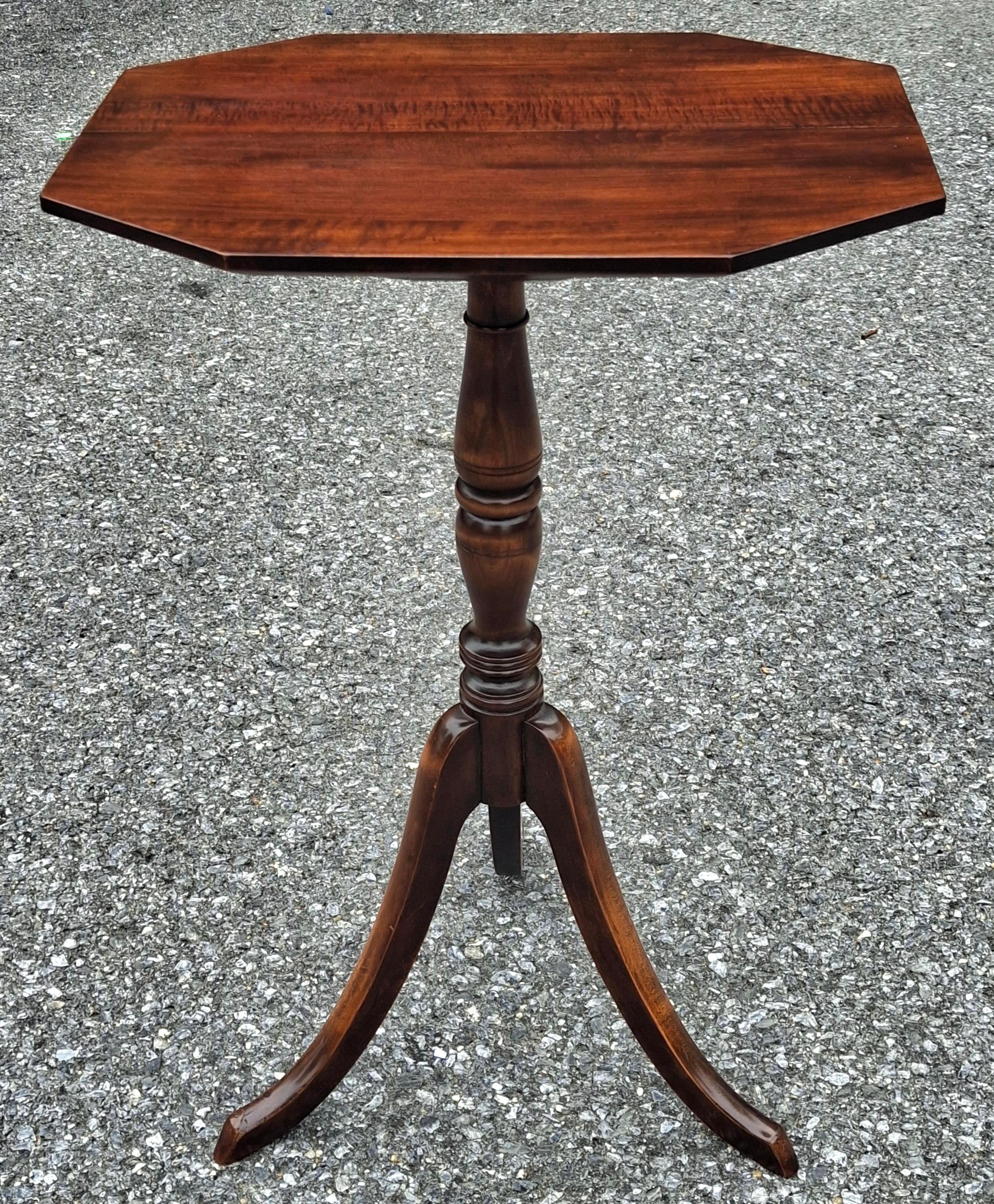 Candelabro de pie octogonal de caoba de estilo georgiano Manchado en venta