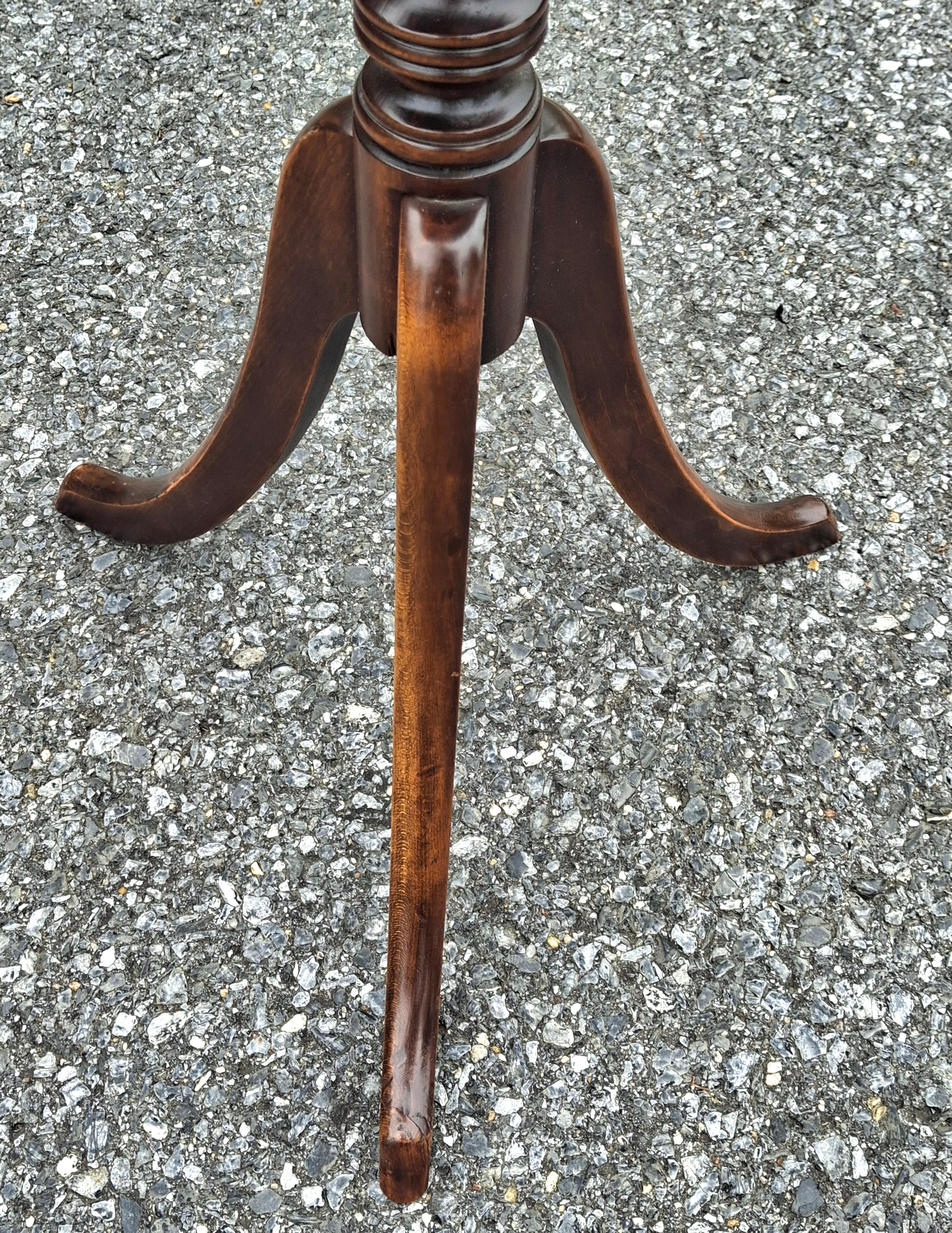Candelabro de pie octogonal de caoba de estilo georgiano siglo XX en venta