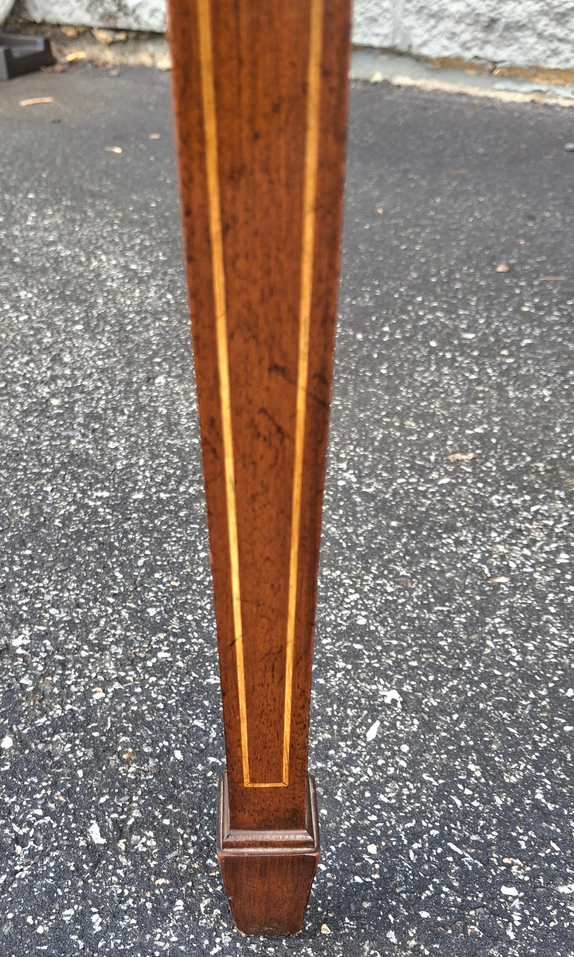 Scrivania da donna in stile georgiano in mogano e legno satinato intarsiato e con inserti in pelle lavorata a mano in vendita 2