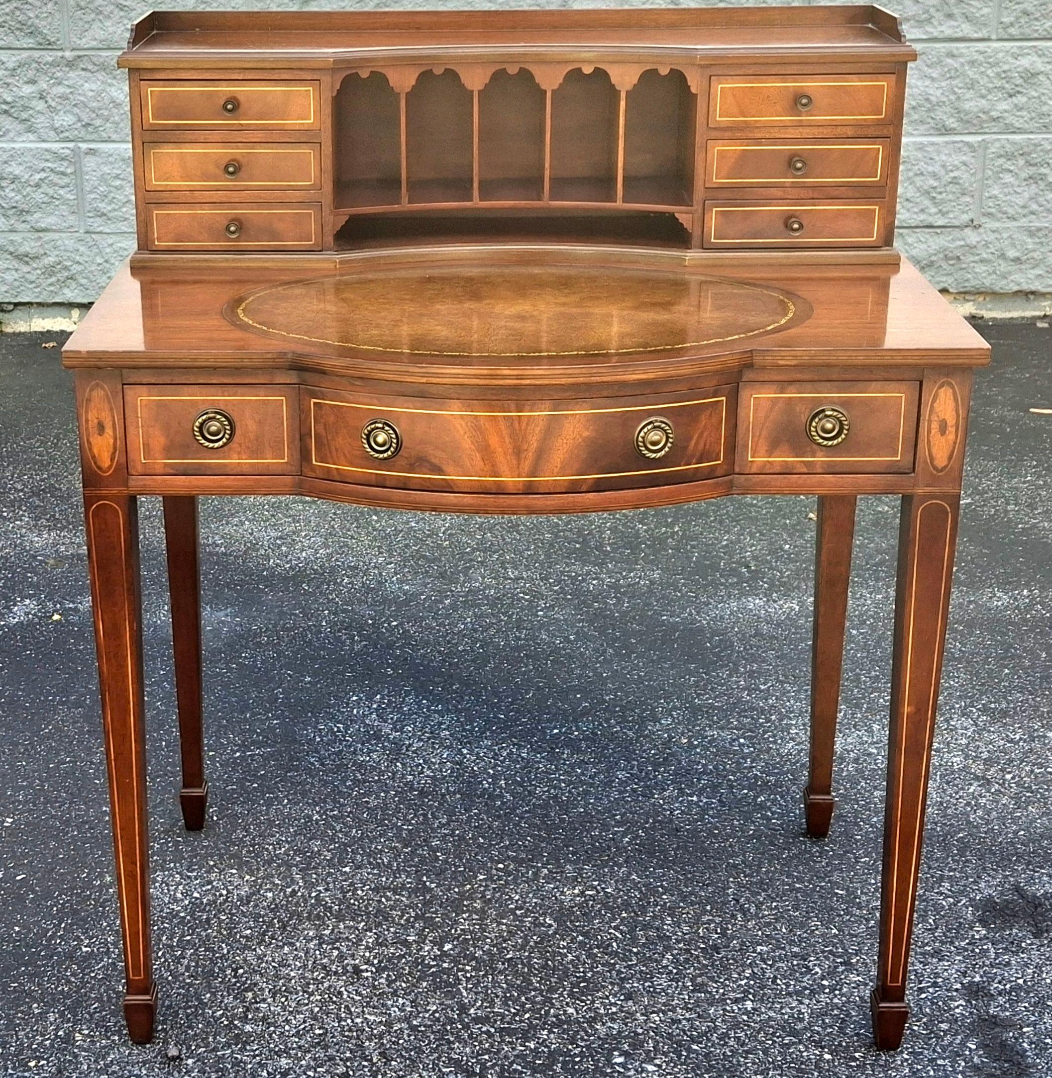 Scrivania da donna in stile georgiano in mogano e legno satinato intarsiato e con inserti in pelle lavorata a mano in vendita 3