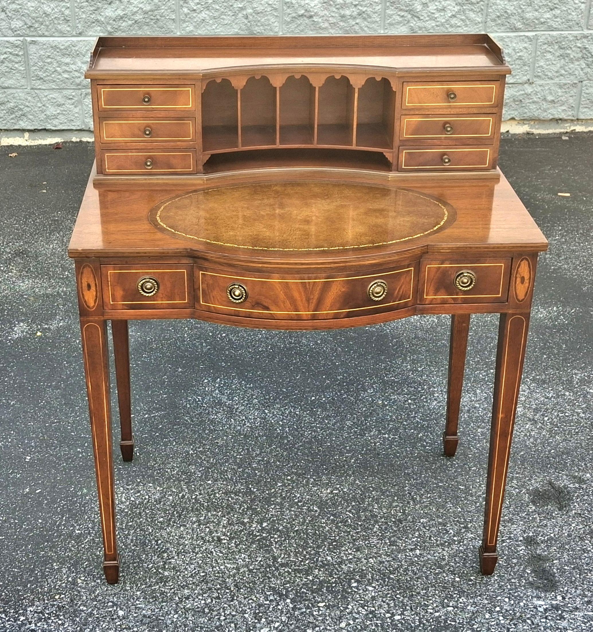 Scrivania da donna in stile georgiano in mogano e legno satinato intarsiato e con inserti in pelle lavorata a mano in vendita 4
