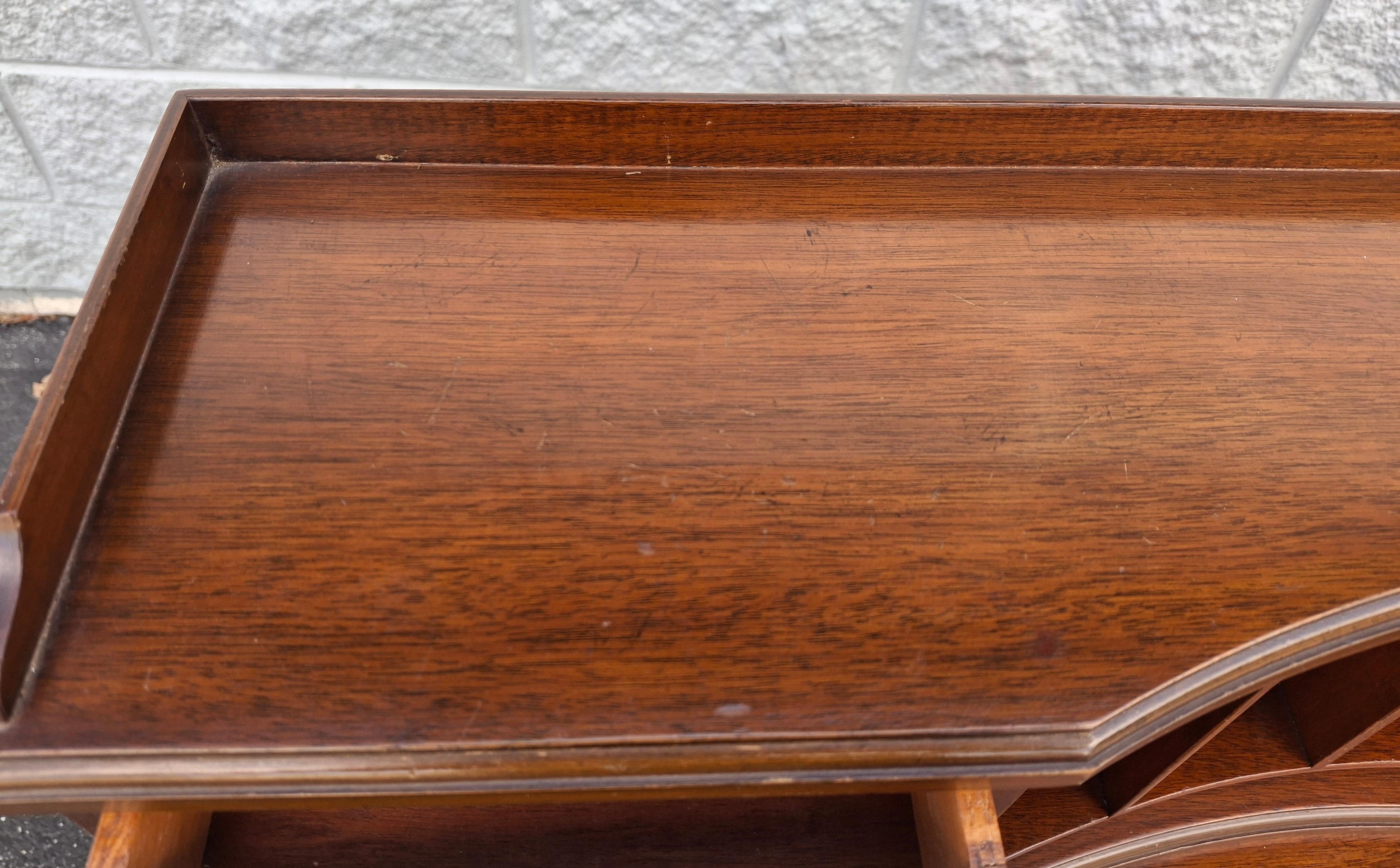 Scrivania da donna in stile georgiano in mogano e legno satinato intarsiato e con inserti in pelle lavorata a mano in vendita 5