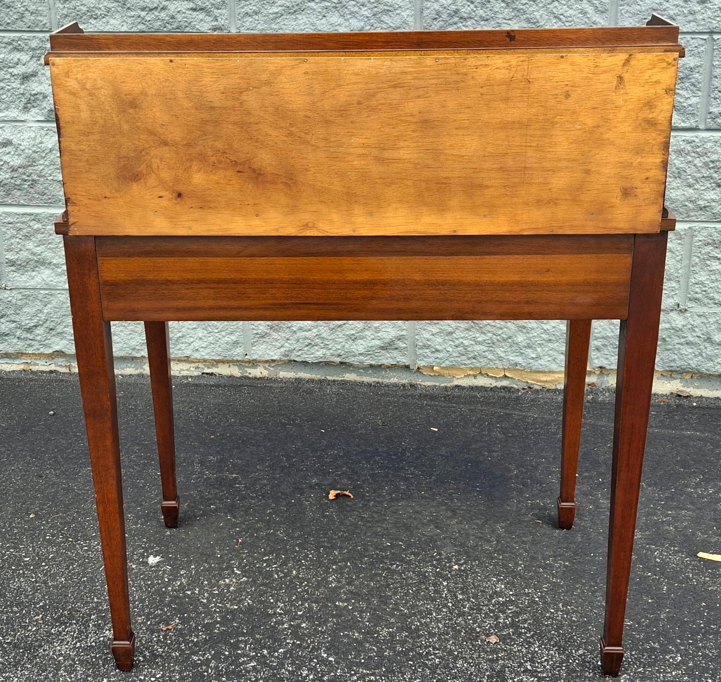Scrivania da donna in stile georgiano in mogano e legno satinato intarsiato e con inserti in pelle lavorata a mano in vendita 6