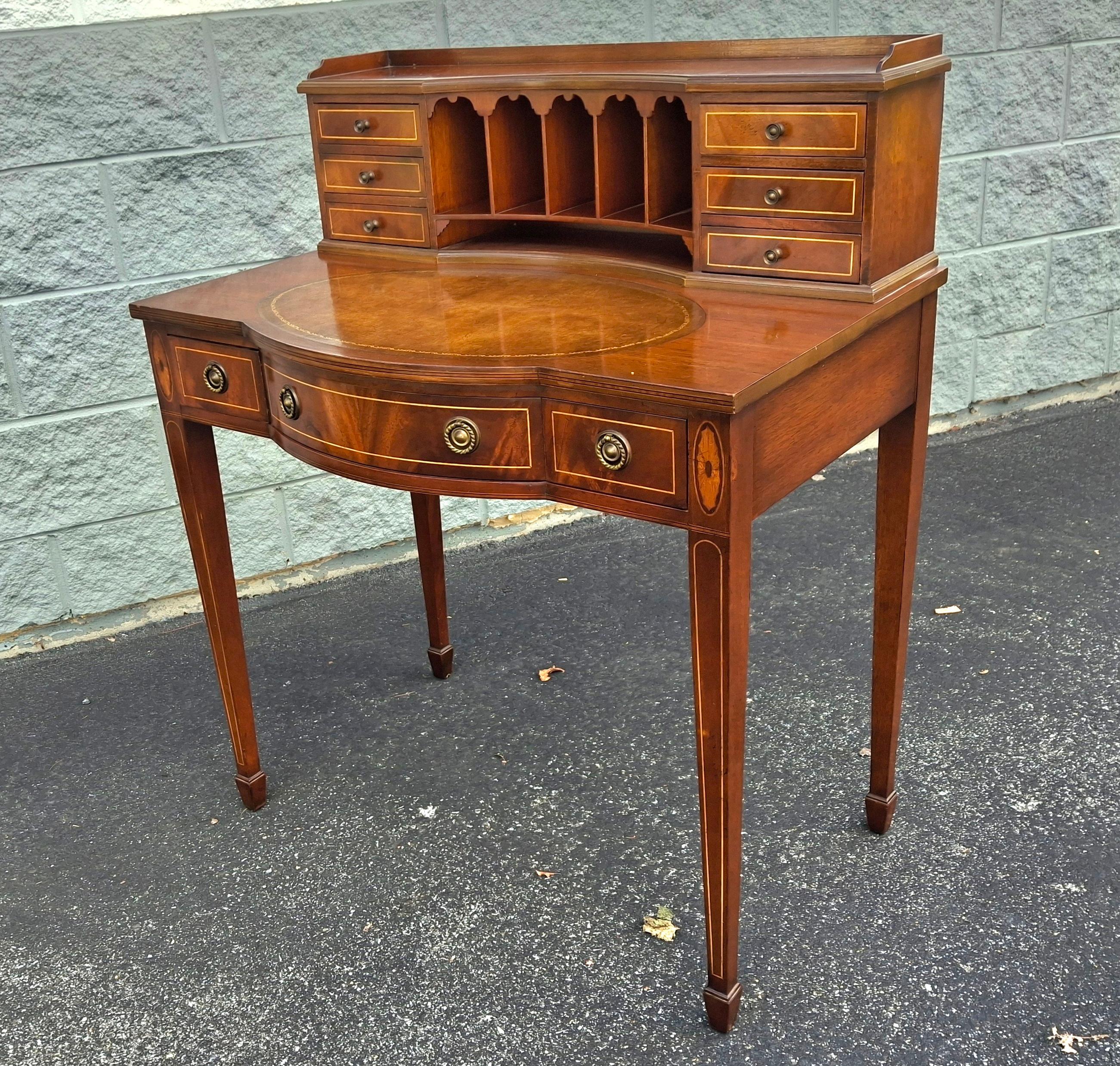Scrivania da donna in stile georgiano in mogano crotch e legno di raso intarsiato e con inserti in pelle lavorata. Finitura provinciale inglese.
Misura 32