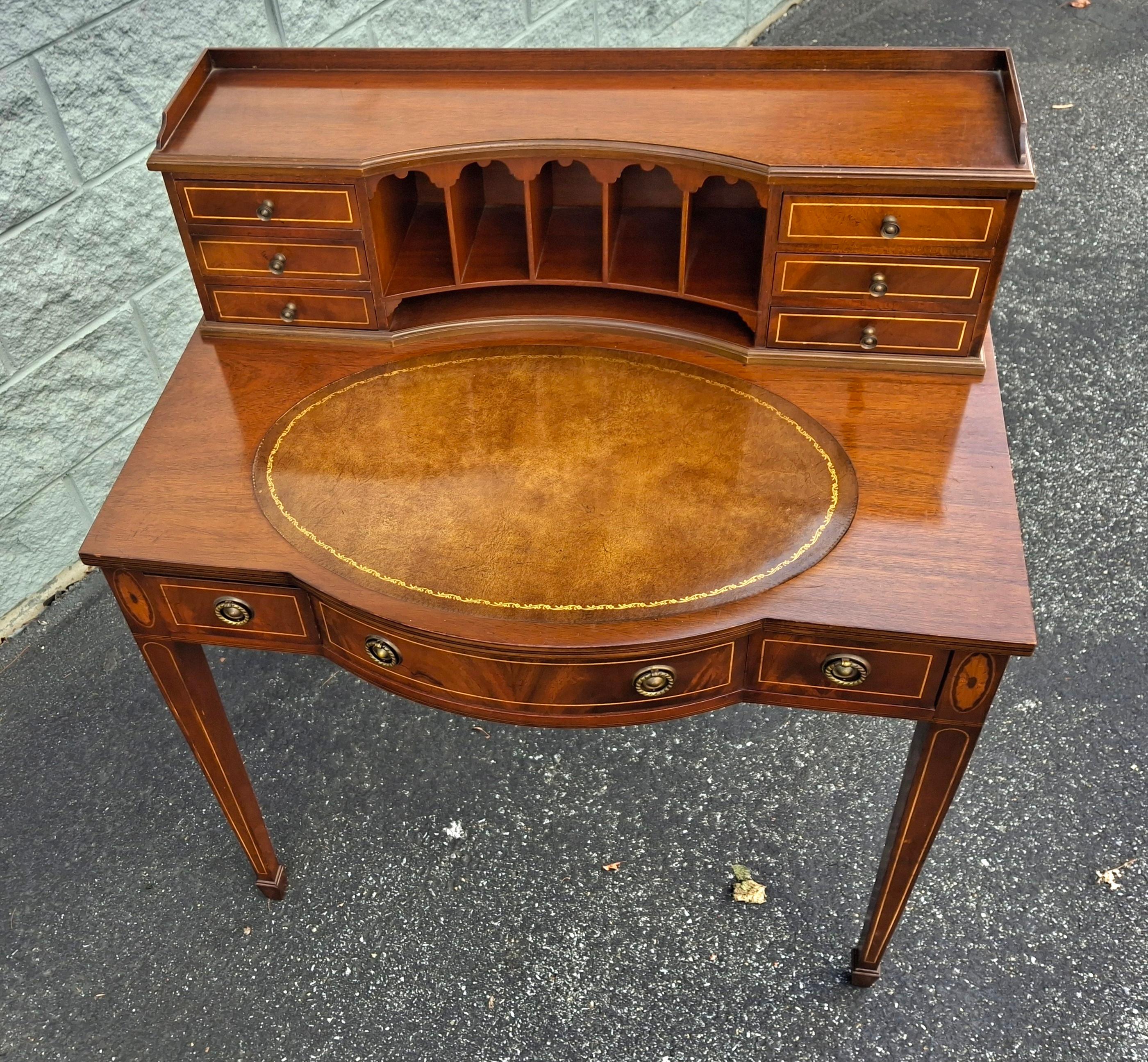 Americano Scrivania da donna in stile georgiano in mogano e legno satinato intarsiato e con inserti in pelle lavorata a mano in vendita