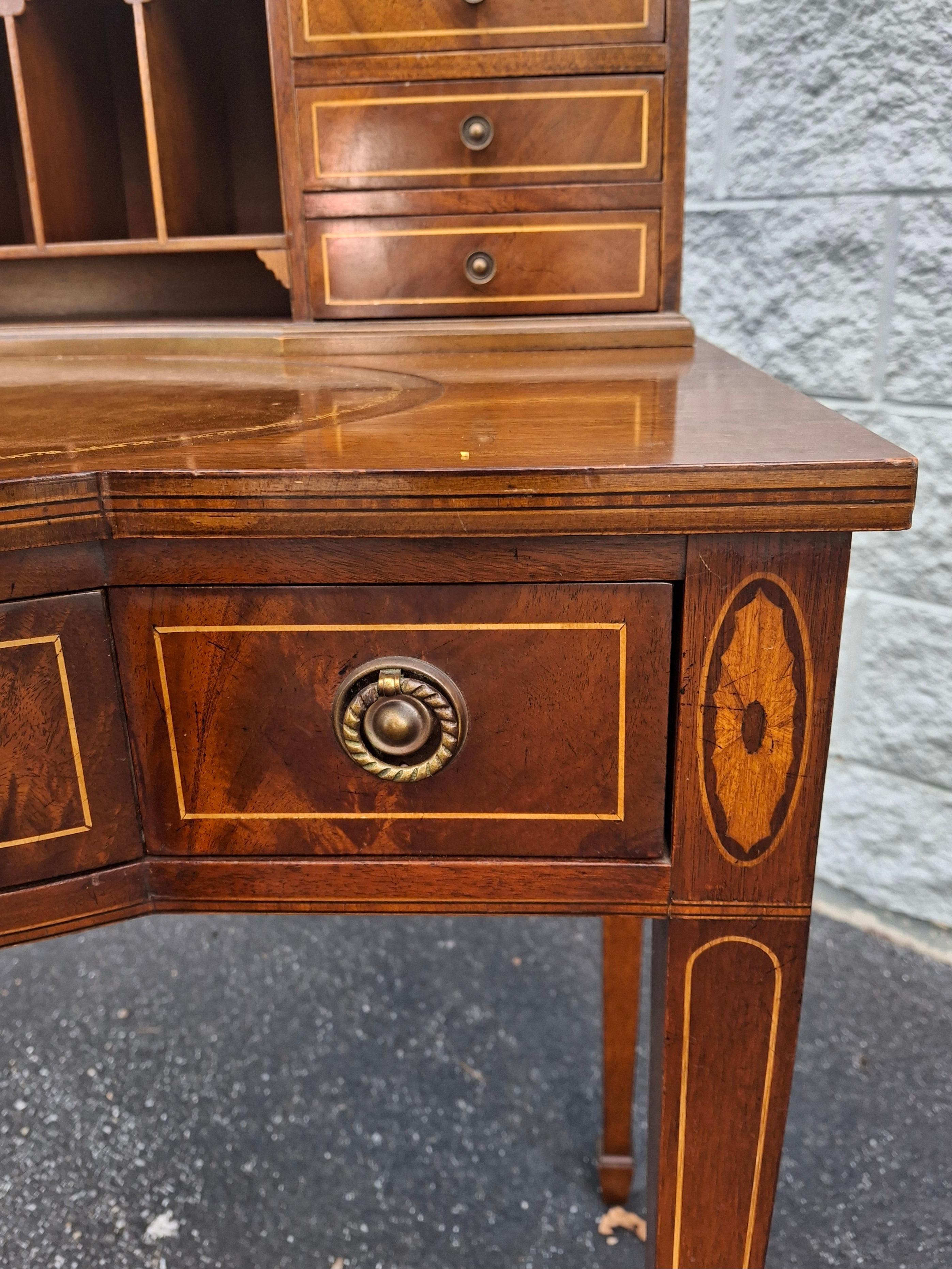 Mordenzato Scrivania da donna in stile georgiano in mogano e legno satinato intarsiato e con inserti in pelle lavorata a mano in vendita