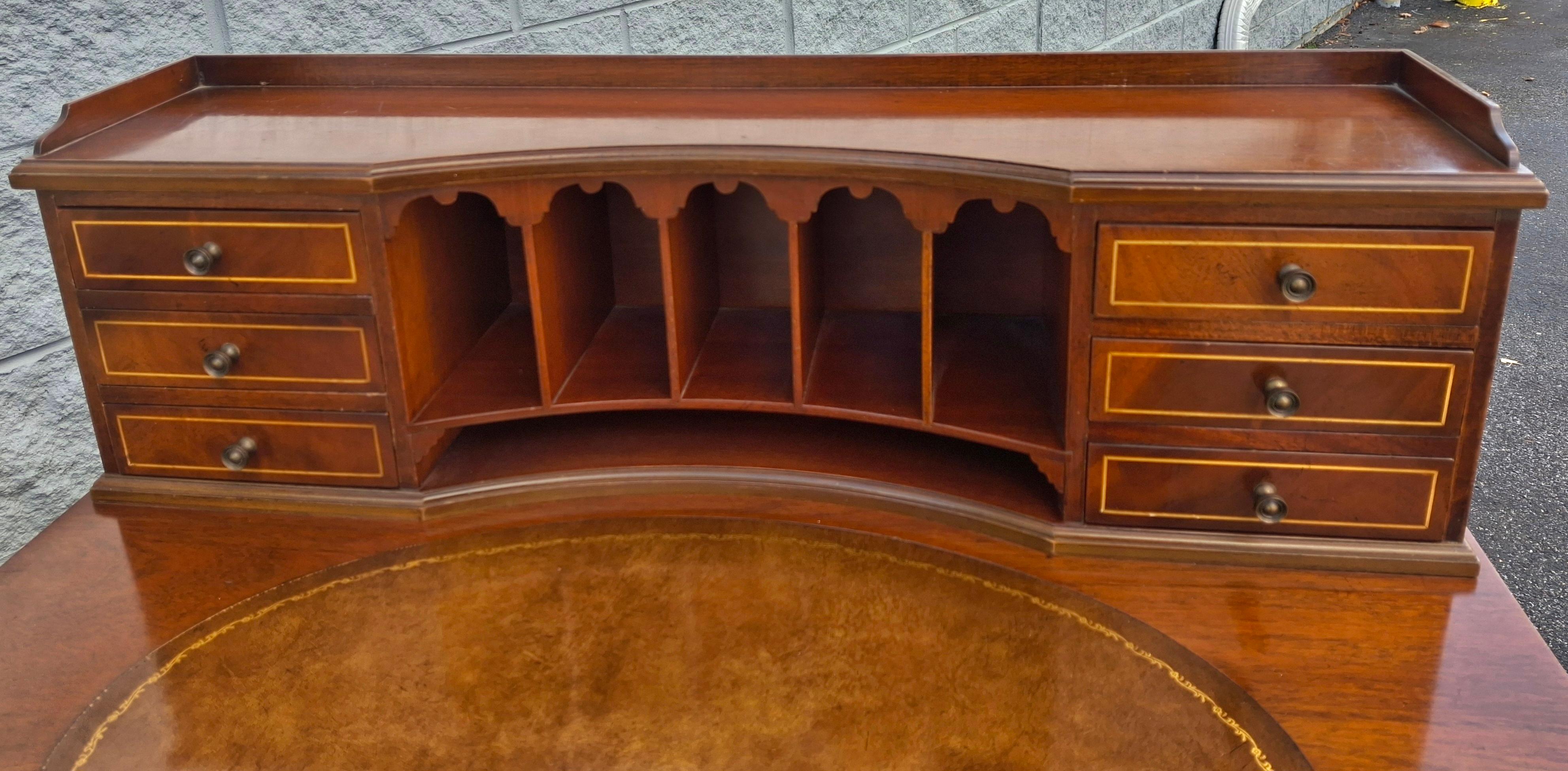 Scrivania da donna in stile georgiano in mogano e legno satinato intarsiato e con inserti in pelle lavorata a mano In condizioni buone in vendita a Germantown, MD