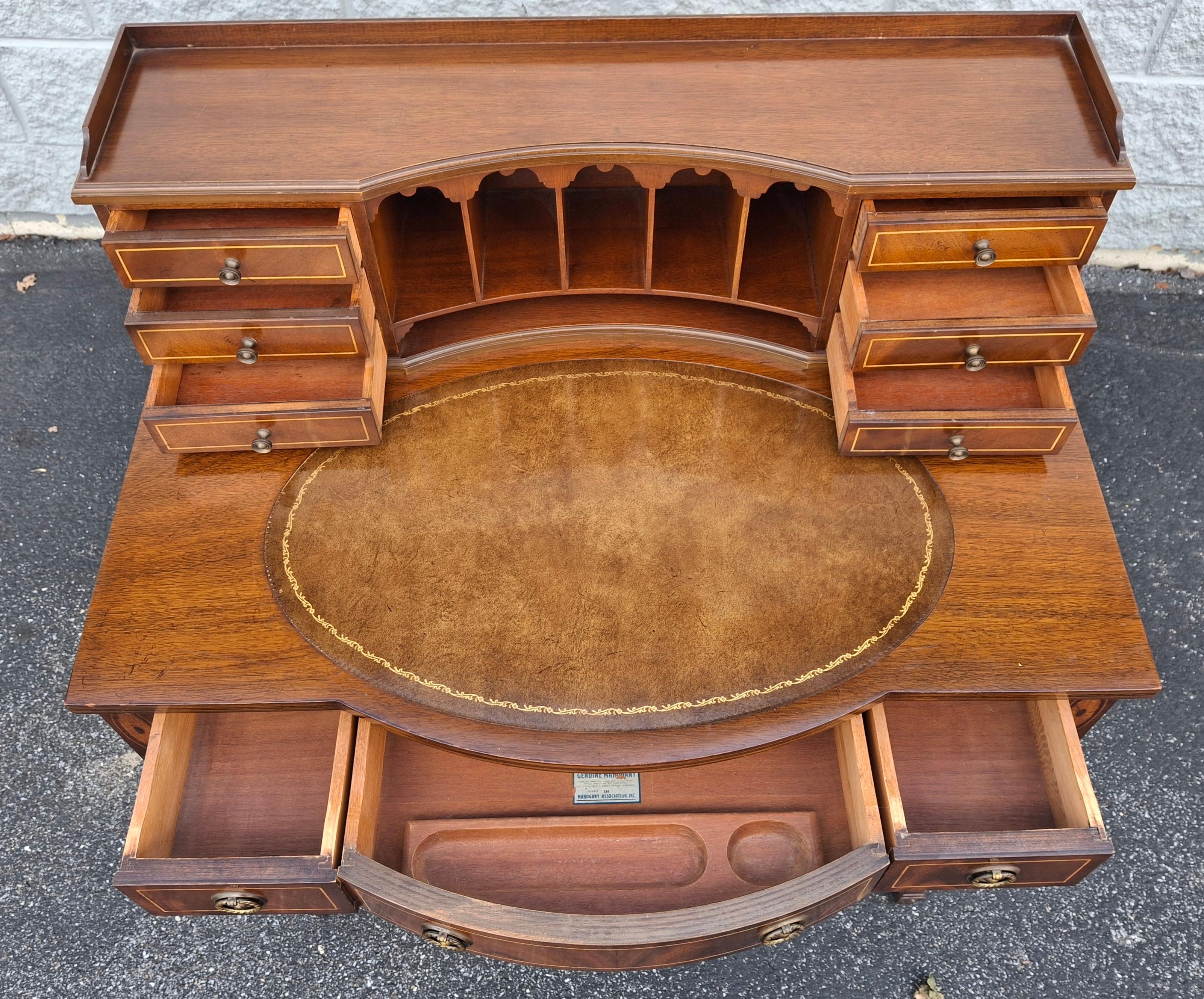 Mogano Scrivania da donna in stile georgiano in mogano e legno satinato intarsiato e con inserti in pelle lavorata a mano in vendita