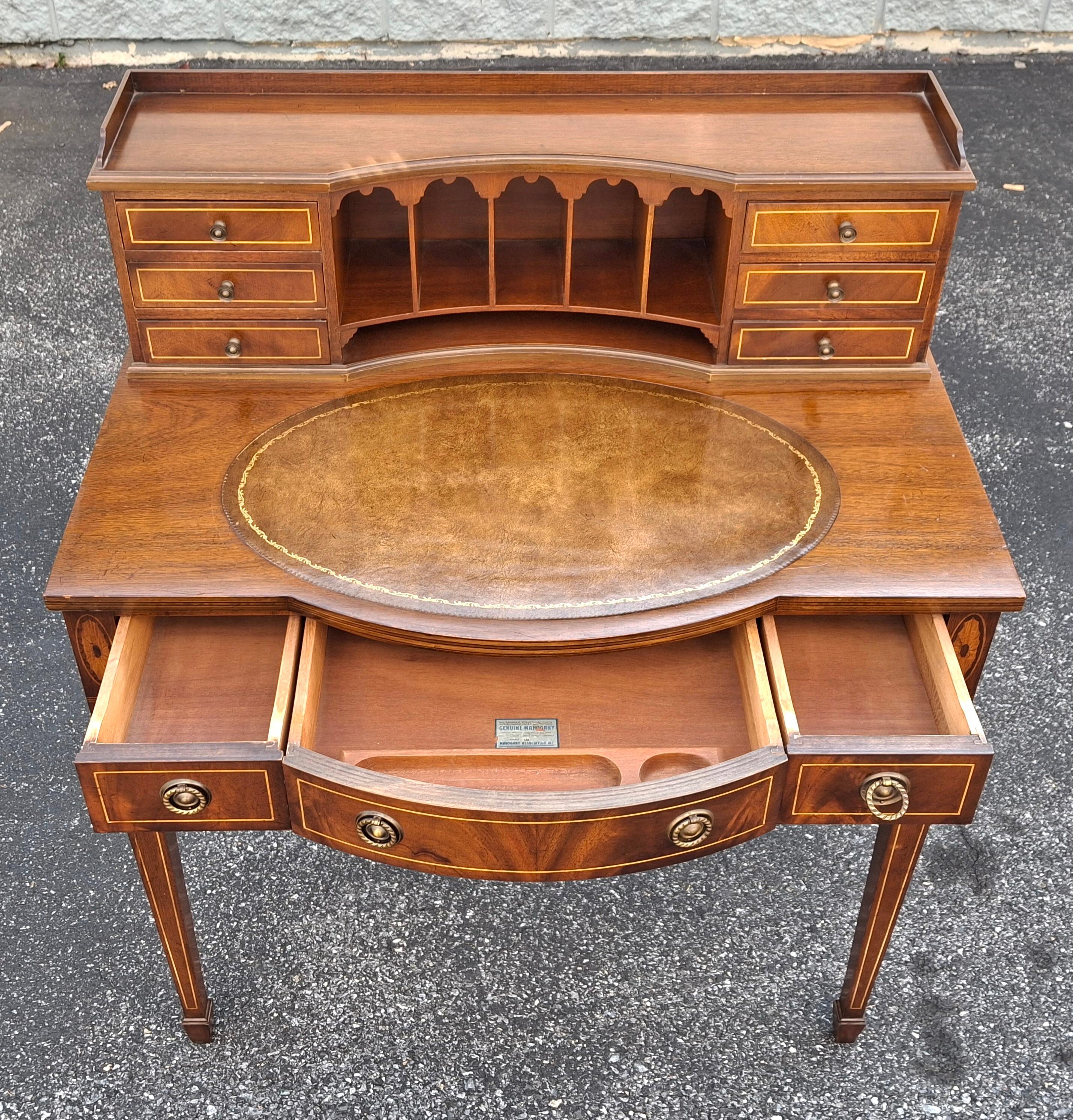 Scrivania da donna in stile georgiano in mogano e legno satinato intarsiato e con inserti in pelle lavorata a mano in vendita 1