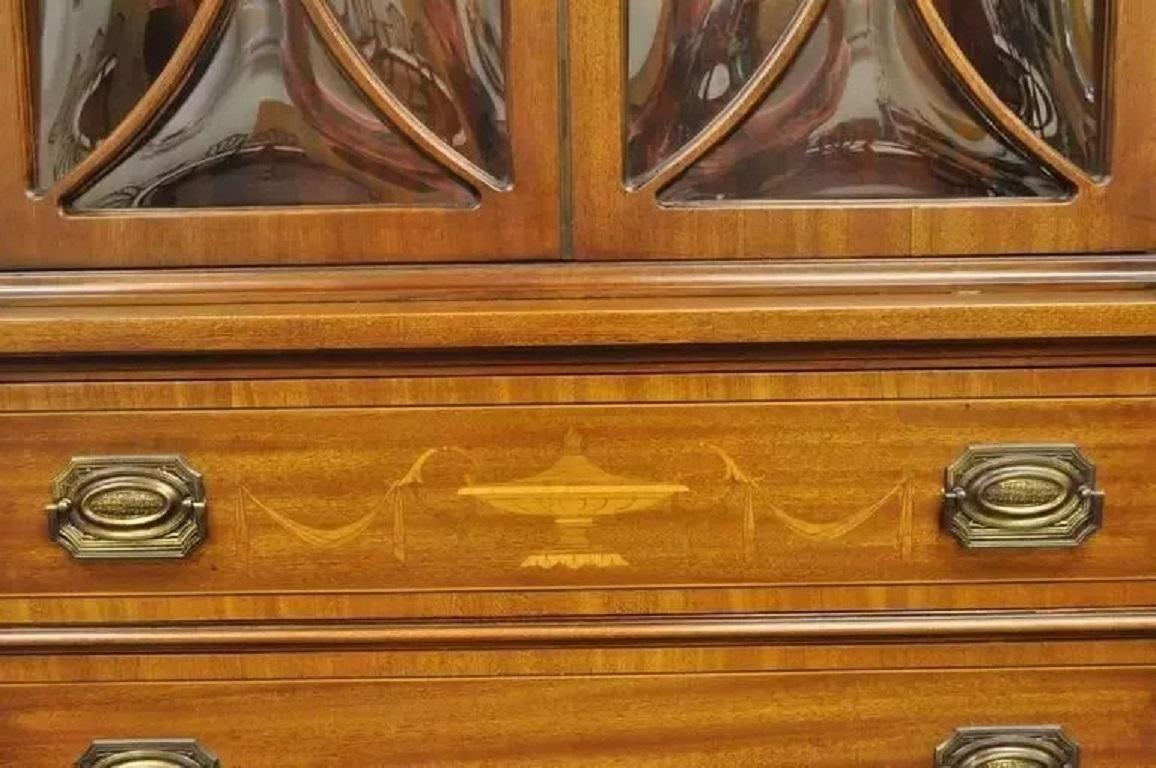 XX secolo Libreria Breakfront in stile georgiano in mogano con intarsi in legno satinato, con vetro a bolla in vendita