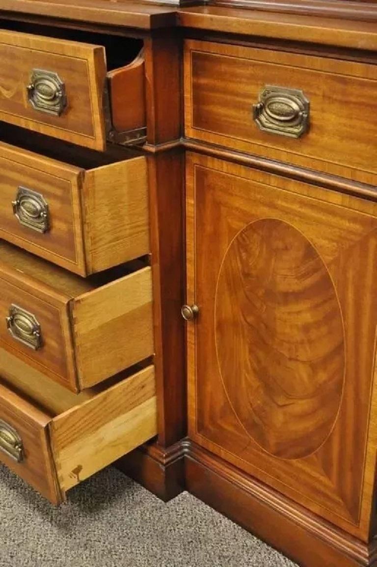 Ottone Libreria Breakfront in stile georgiano in mogano con intarsi in legno satinato, con vetro a bolla in vendita