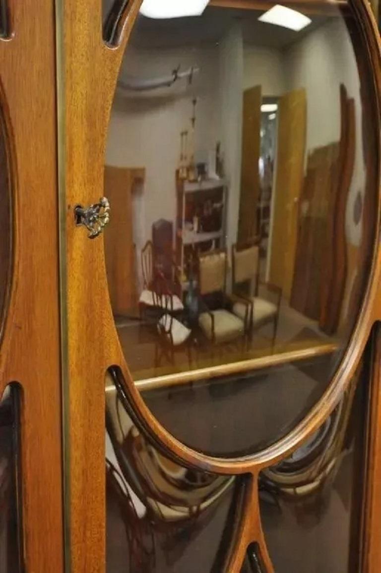 Libreria Breakfront in stile georgiano in mogano con intarsi in legno satinato, con vetro a bolla in vendita 1