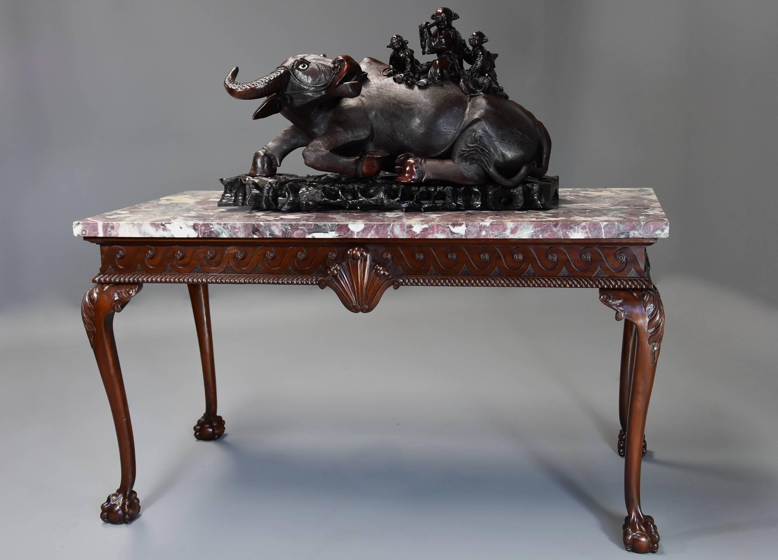 A fine quality early 20th century Georgian style mahogany side table or console table with marble top of William Kent influence.

The table consists of a Fior di pesco rectangular marble top (of white and redddish brown tone) supported by the