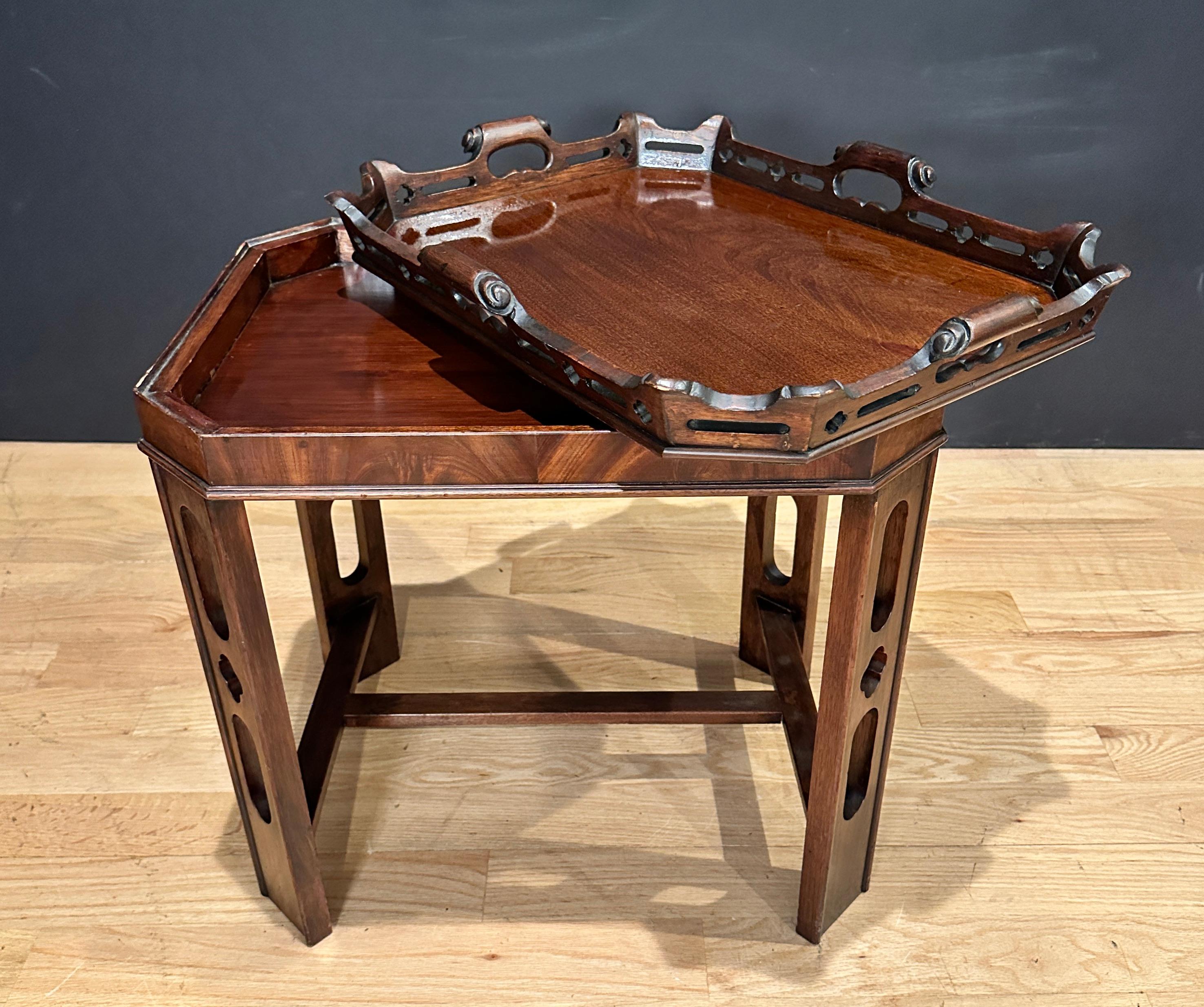 Vassoio in stile georgiano inglese su supporto. Il vassoio è rimovibile e decorato con pannelli ritagliati e maniglie a volute. Base a quattro gambe con pannelli aperti. Perfetto come tavolino da tè, tavolino laterale o tavolino occasionale.