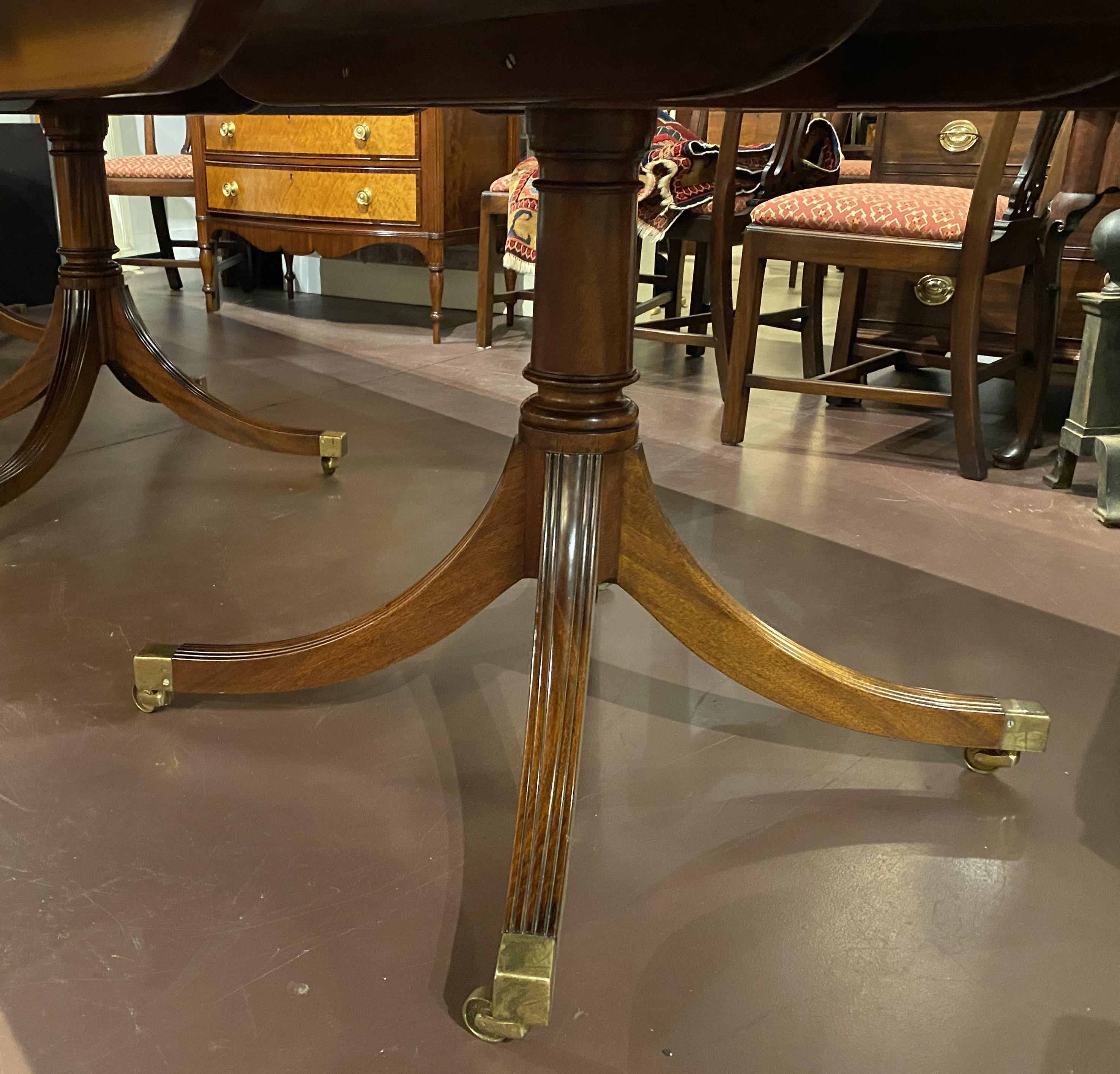 Table de salle à manger de style géorgien à trois piédestaux et deux rallonges en vente 2