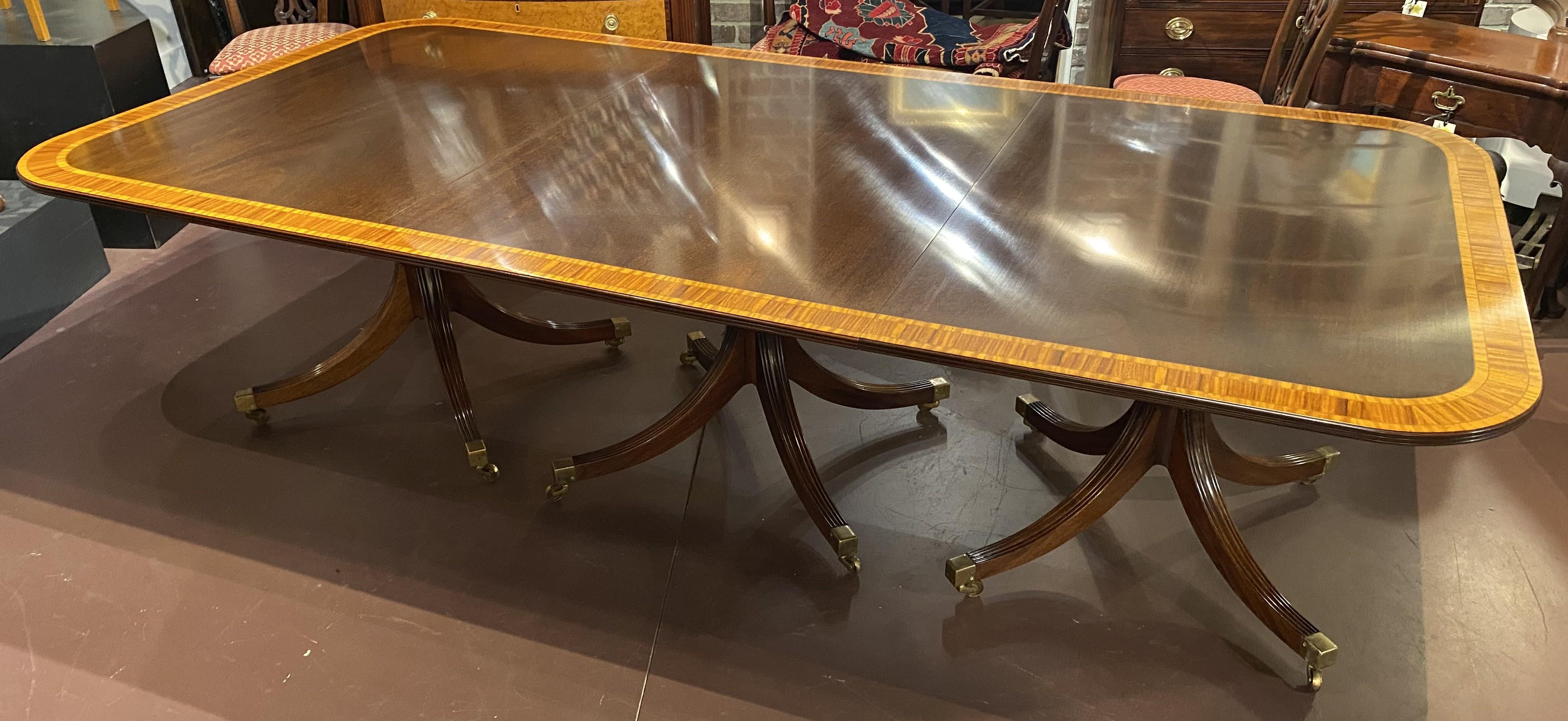 Table de salle à manger de style géorgien à trois piédestaux et deux rallonges en vente 7