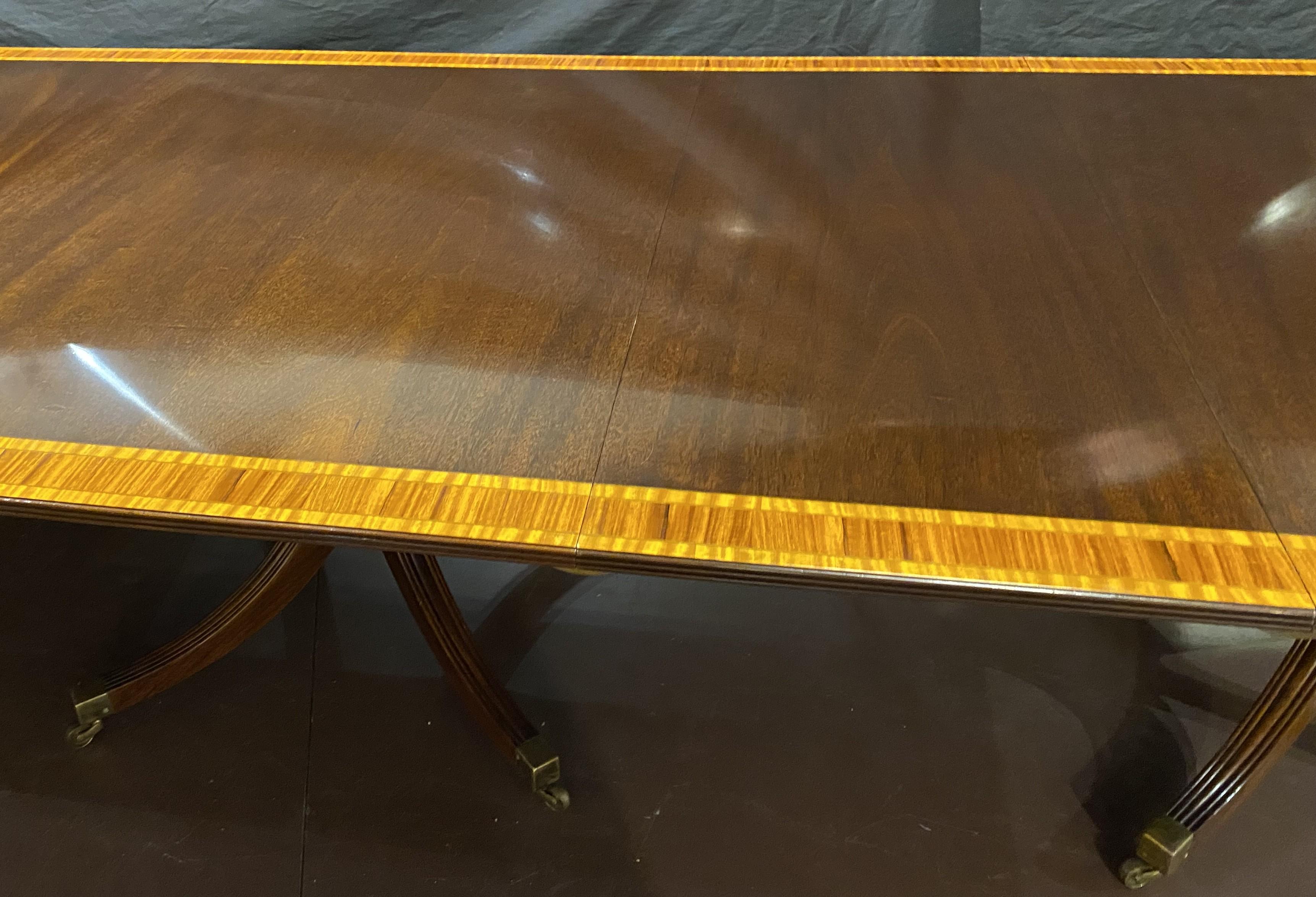 Georgien Table de salle à manger de style géorgien à trois piédestaux et deux rallonges en vente