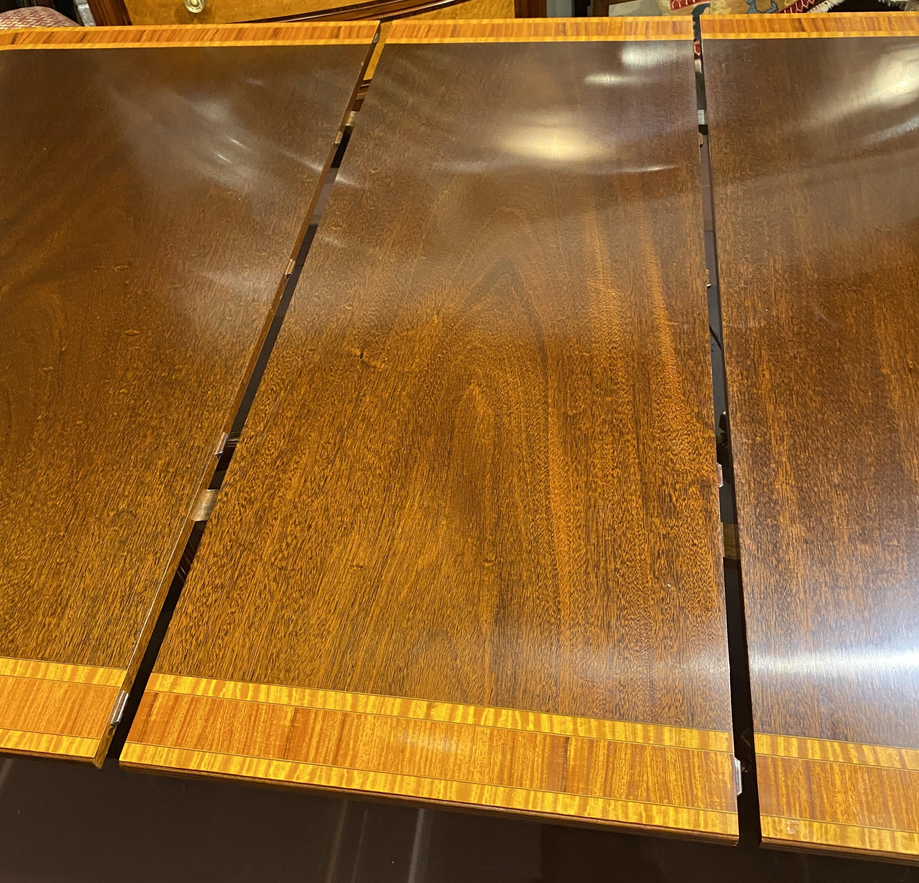 Table de salle à manger de style géorgien à trois piédestaux et deux rallonges Bon état - En vente à Milford, NH