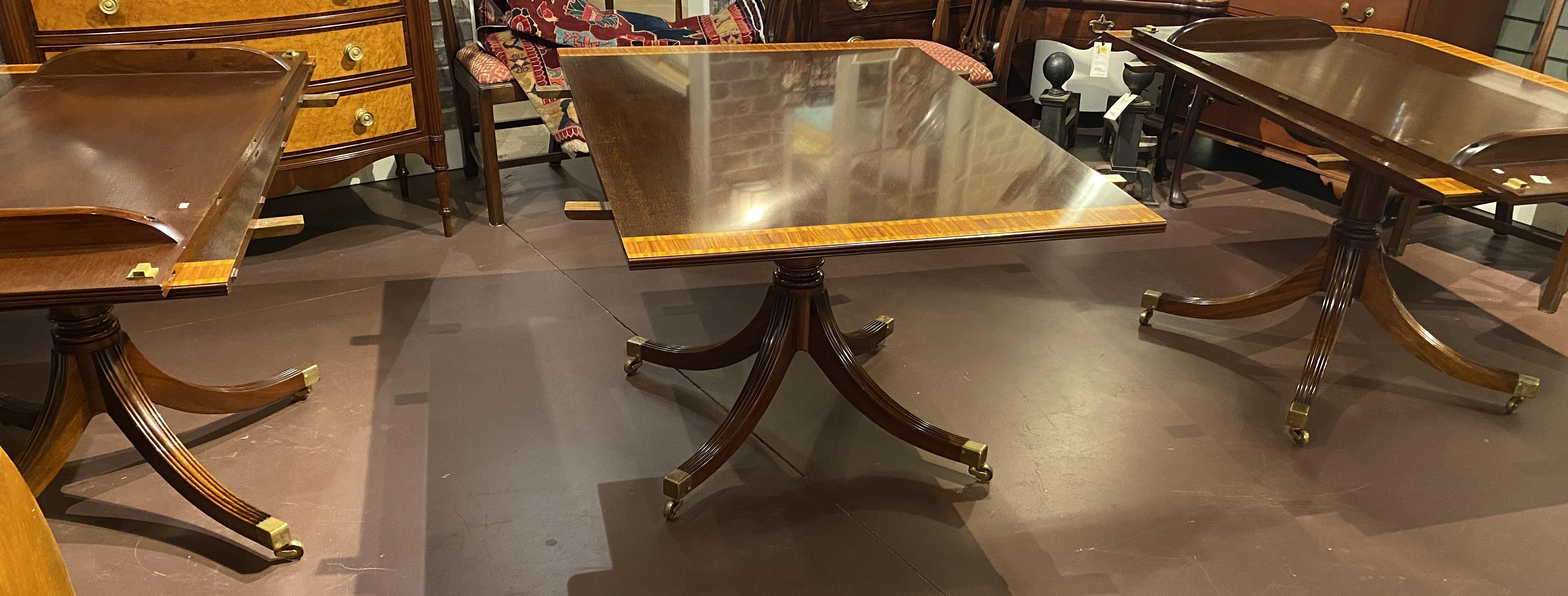 20ième siècle Table de salle à manger de style géorgien à trois piédestaux et deux rallonges en vente