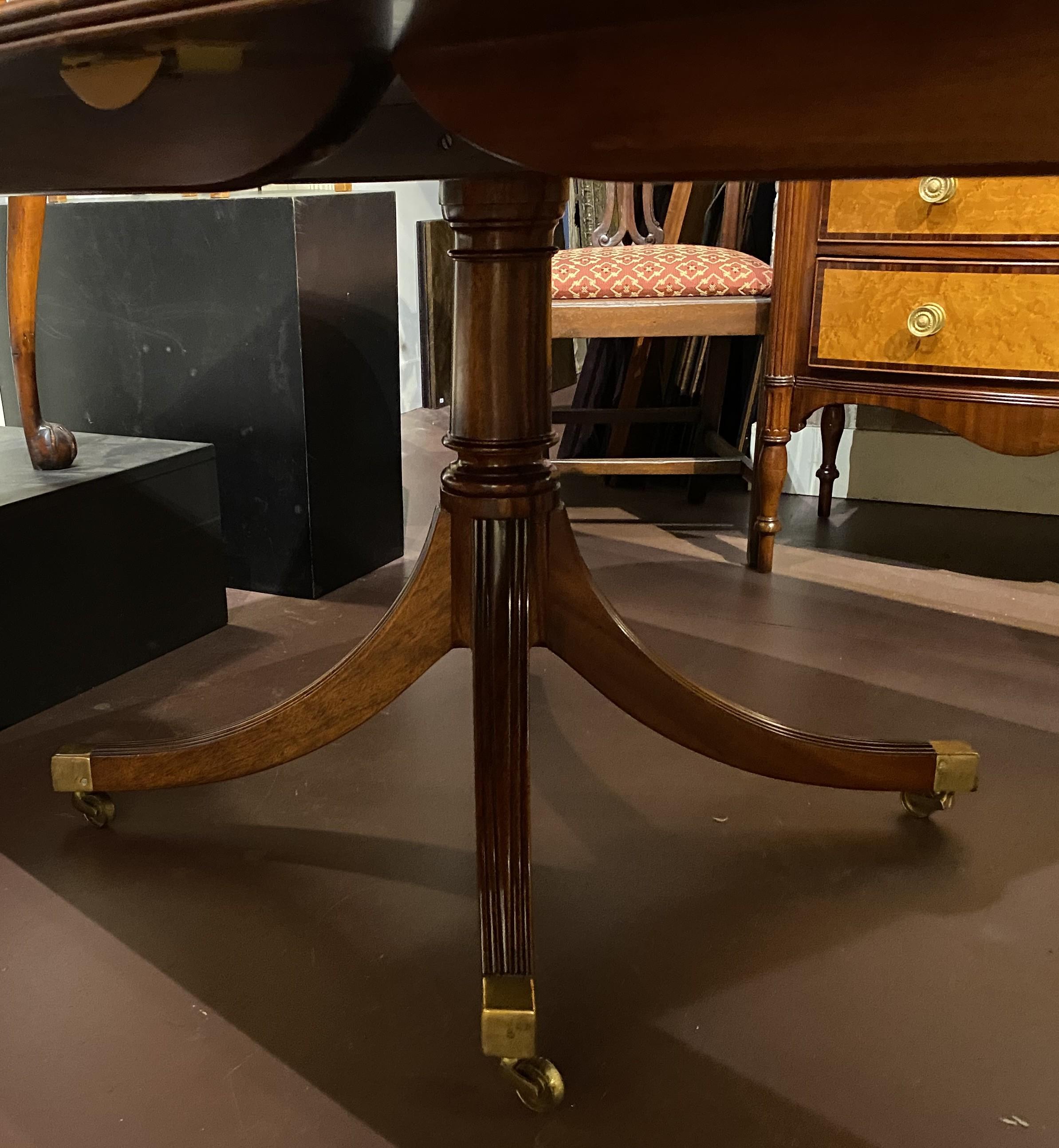 Table de salle à manger de style géorgien à trois piédestaux et deux rallonges en vente 1