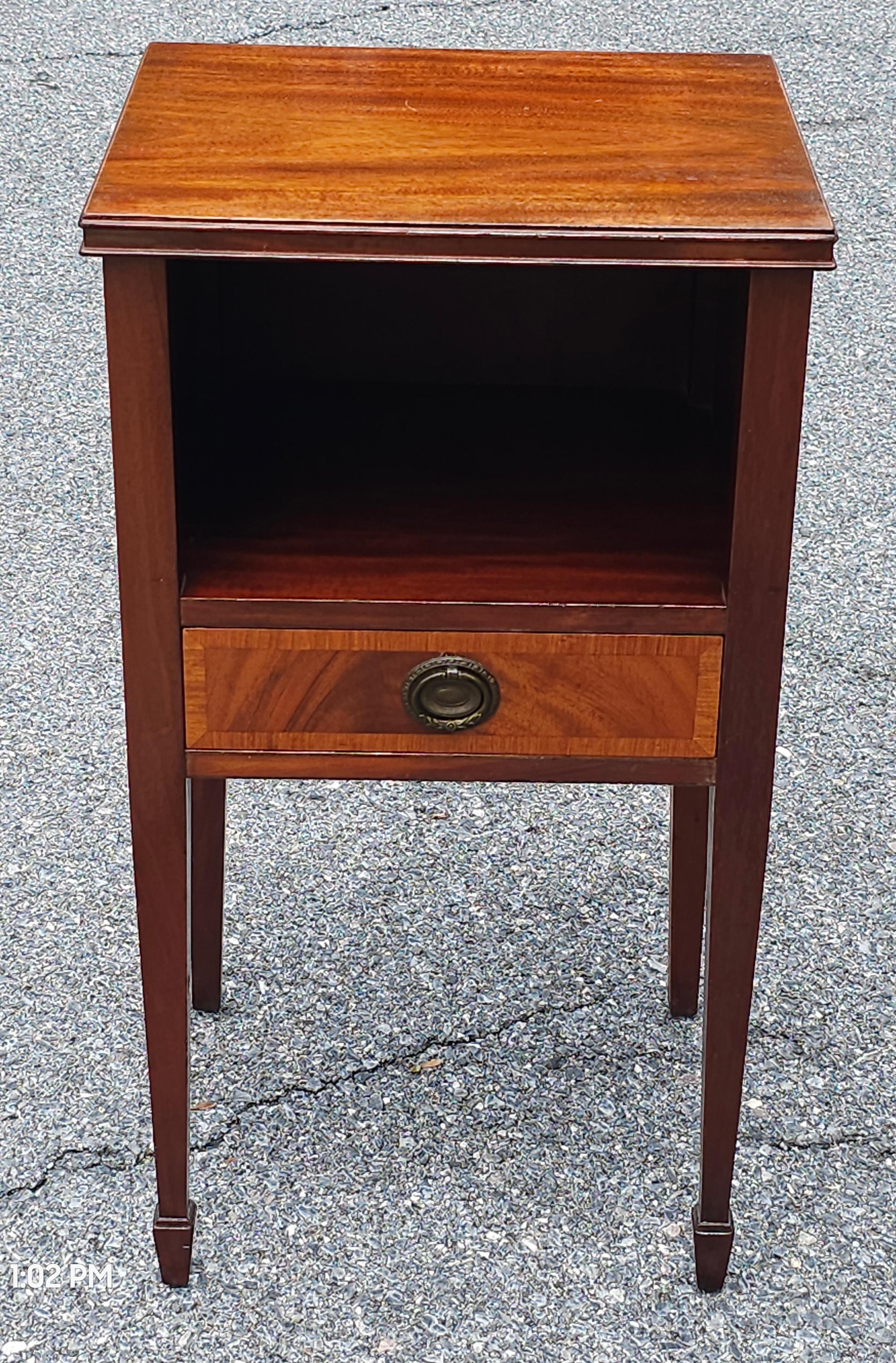Georgien Table de chevet de style géorgien en acajou à deux niveaux et un seul tiroir en vente