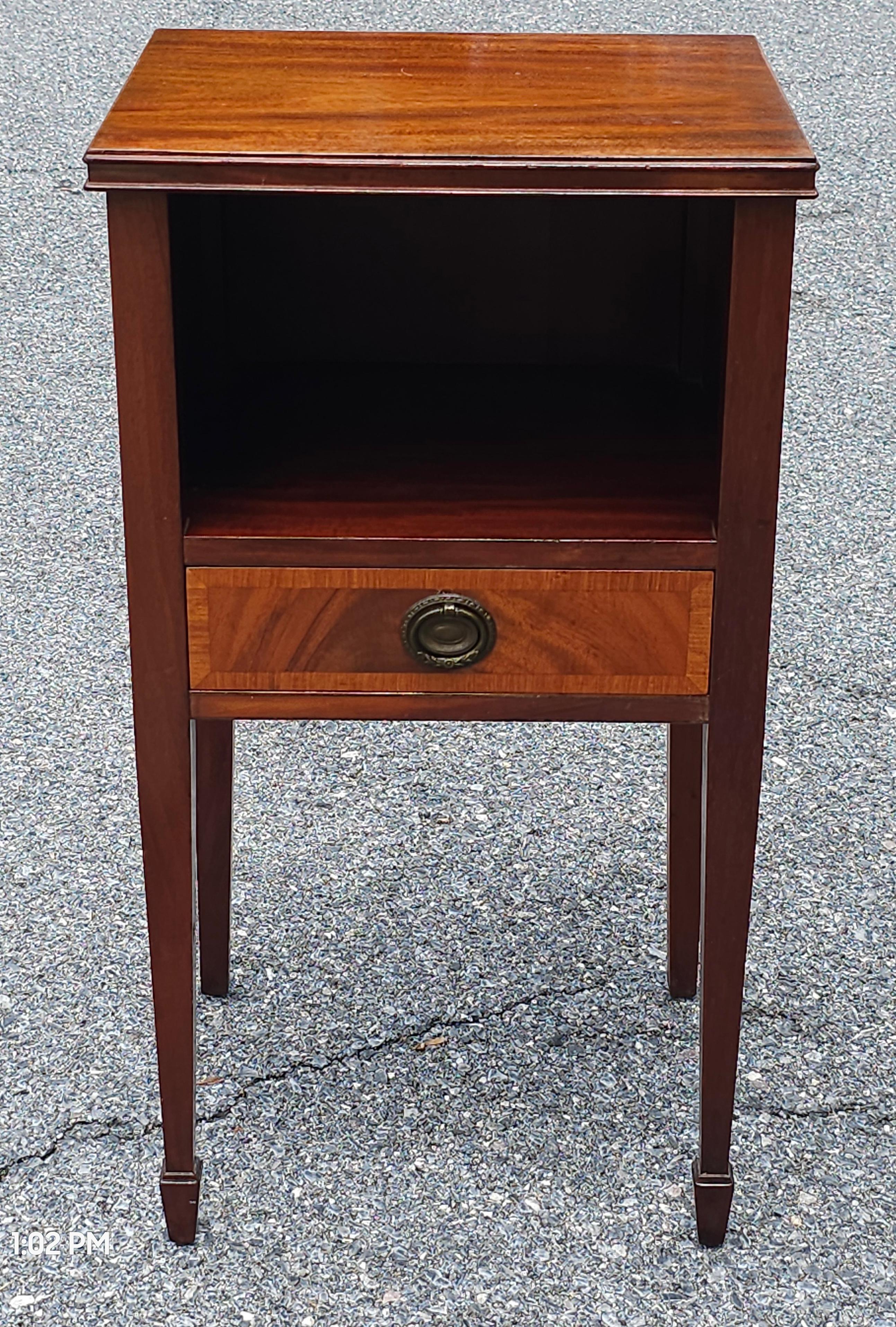 Américain Table de chevet de style géorgien en acajou à deux niveaux et un seul tiroir en vente