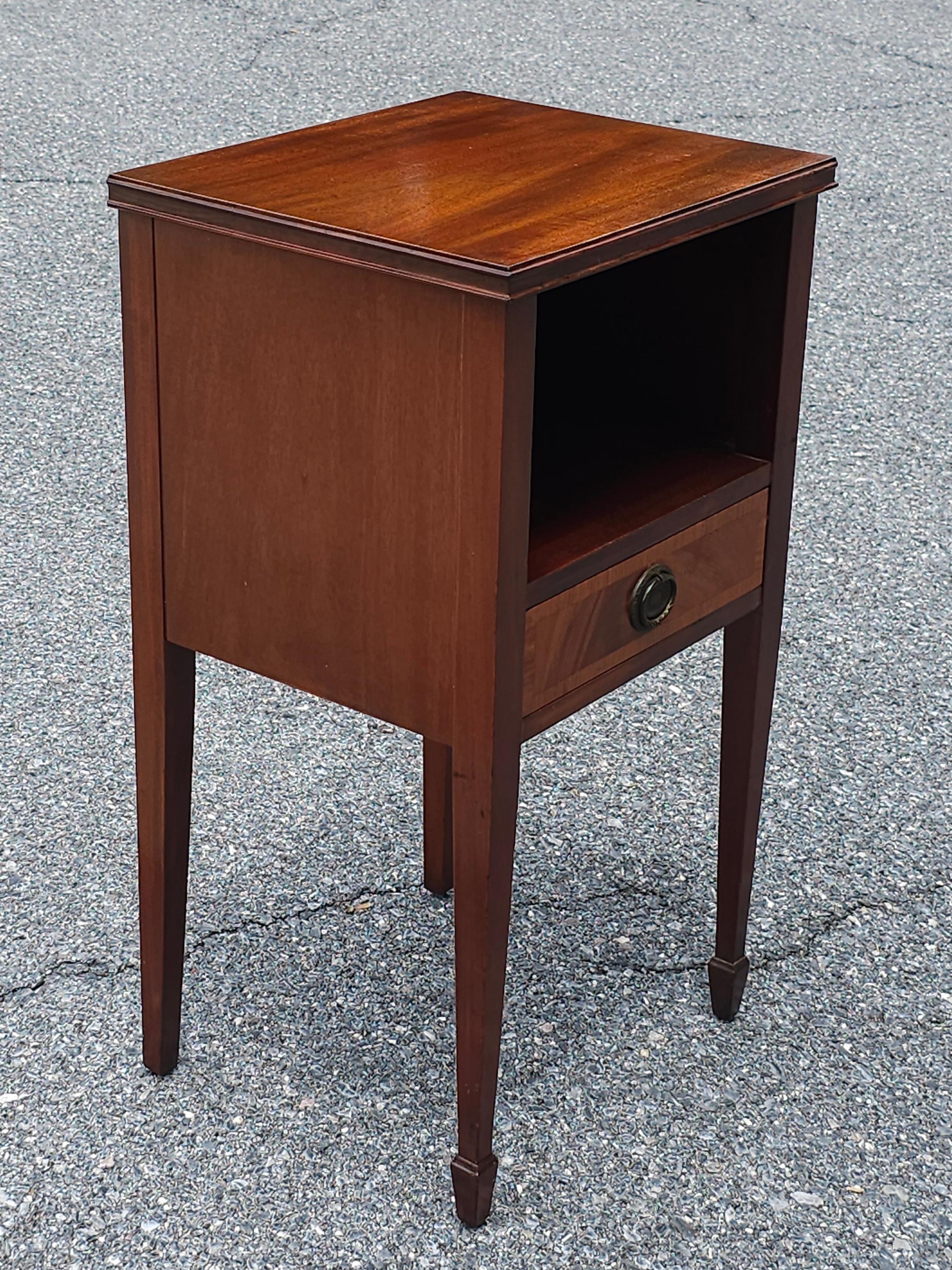 Autre Table de chevet de style géorgien en acajou à deux niveaux et un seul tiroir en vente