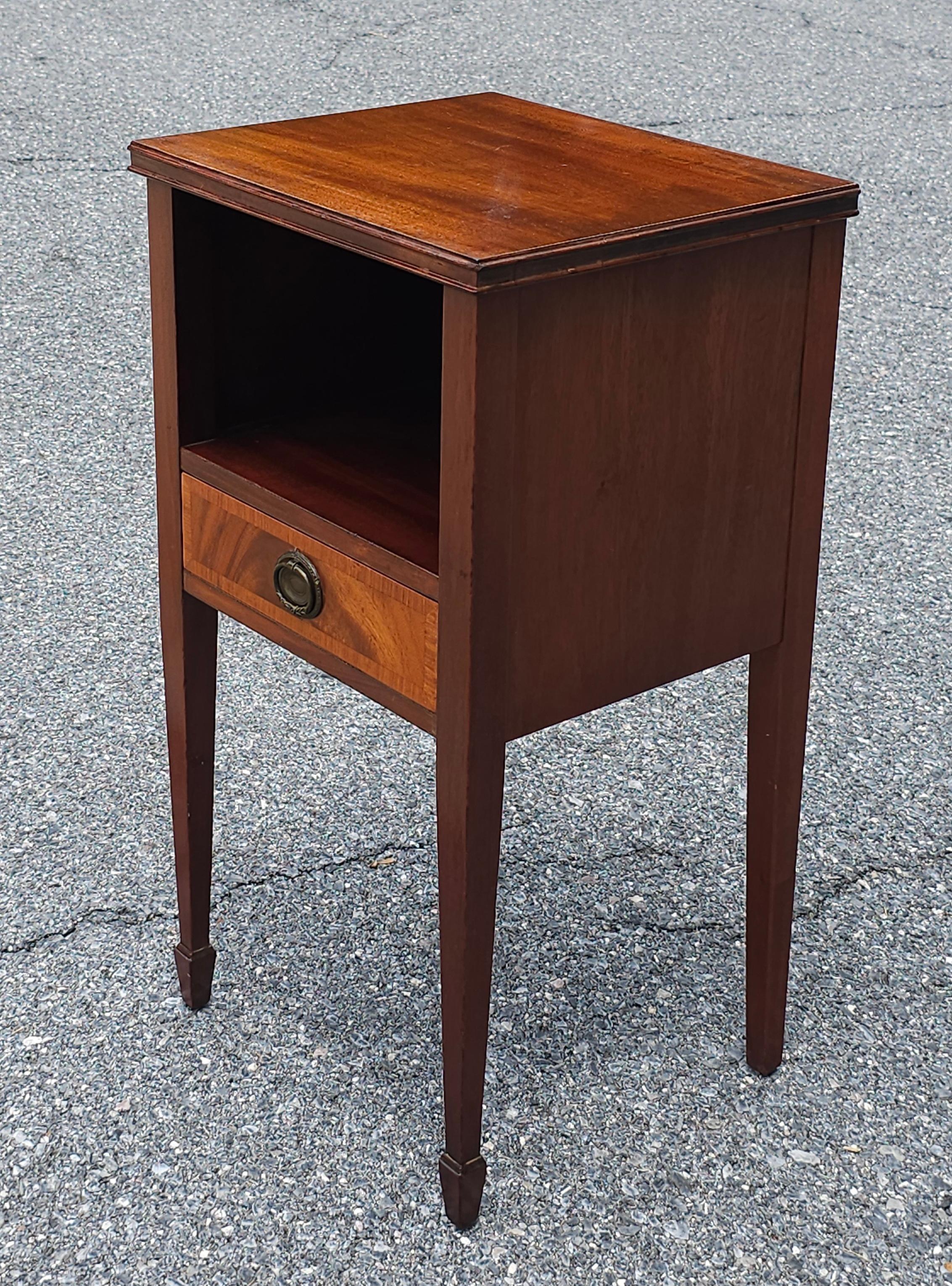 Table de chevet de style géorgien en acajou à deux niveaux et un seul tiroir Bon état - En vente à Germantown, MD