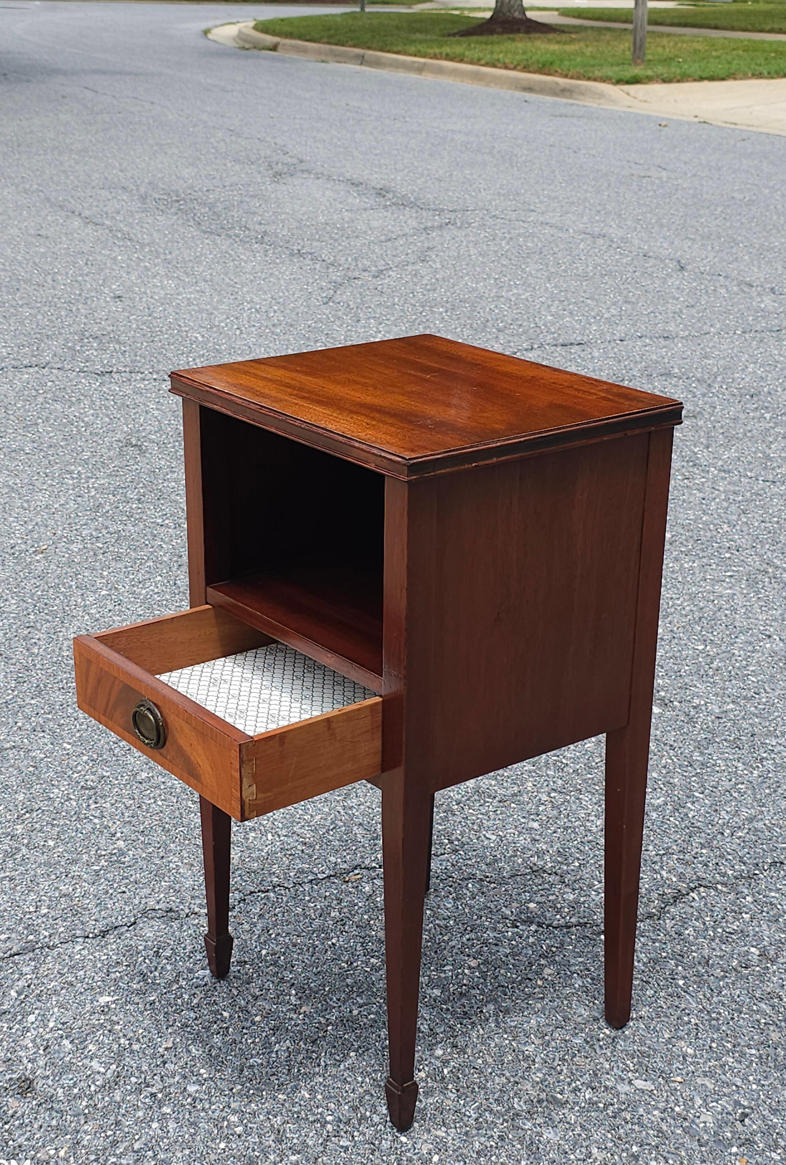 20ième siècle Table de chevet de style géorgien en acajou à deux niveaux et un seul tiroir en vente