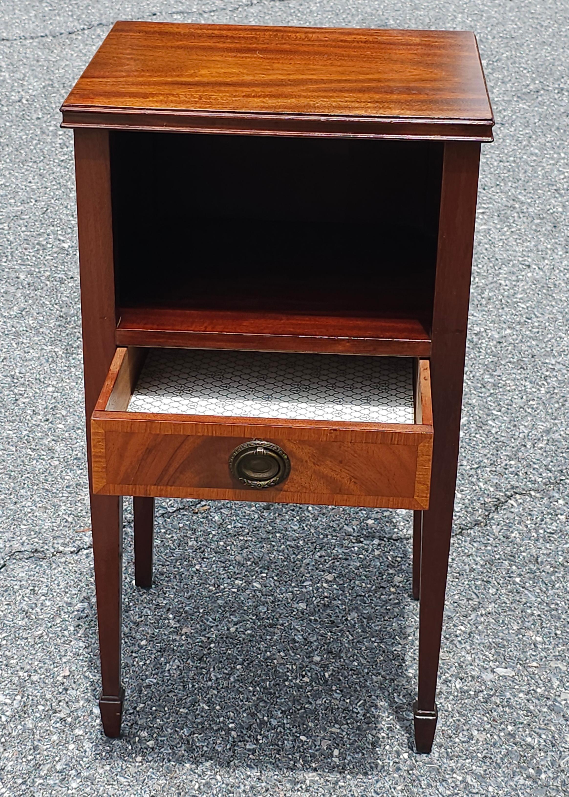 Acajou Table de chevet de style géorgien en acajou à deux niveaux et un seul tiroir en vente