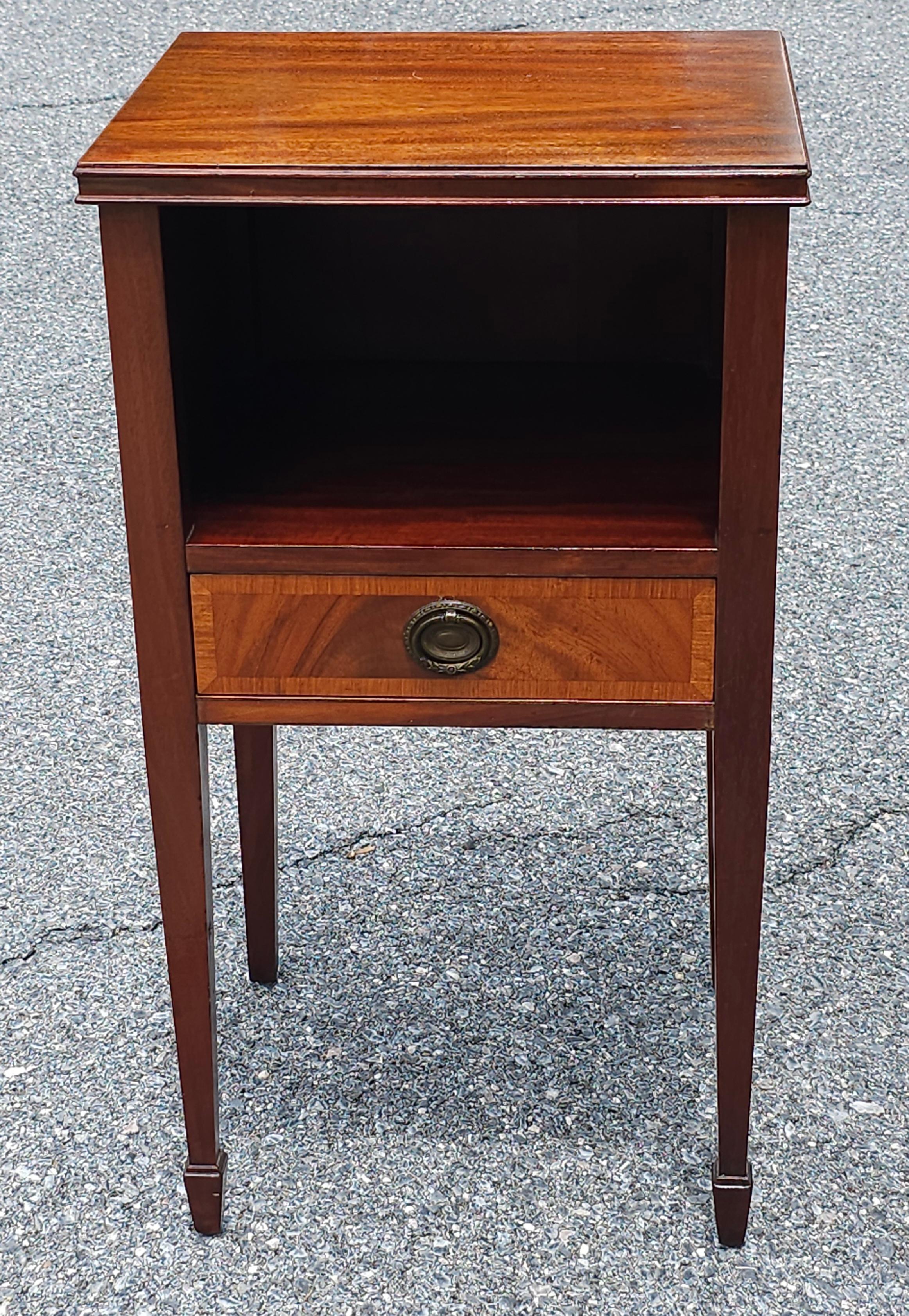 Table de chevet de style géorgien en acajou à deux niveaux et un seul tiroir en vente 1