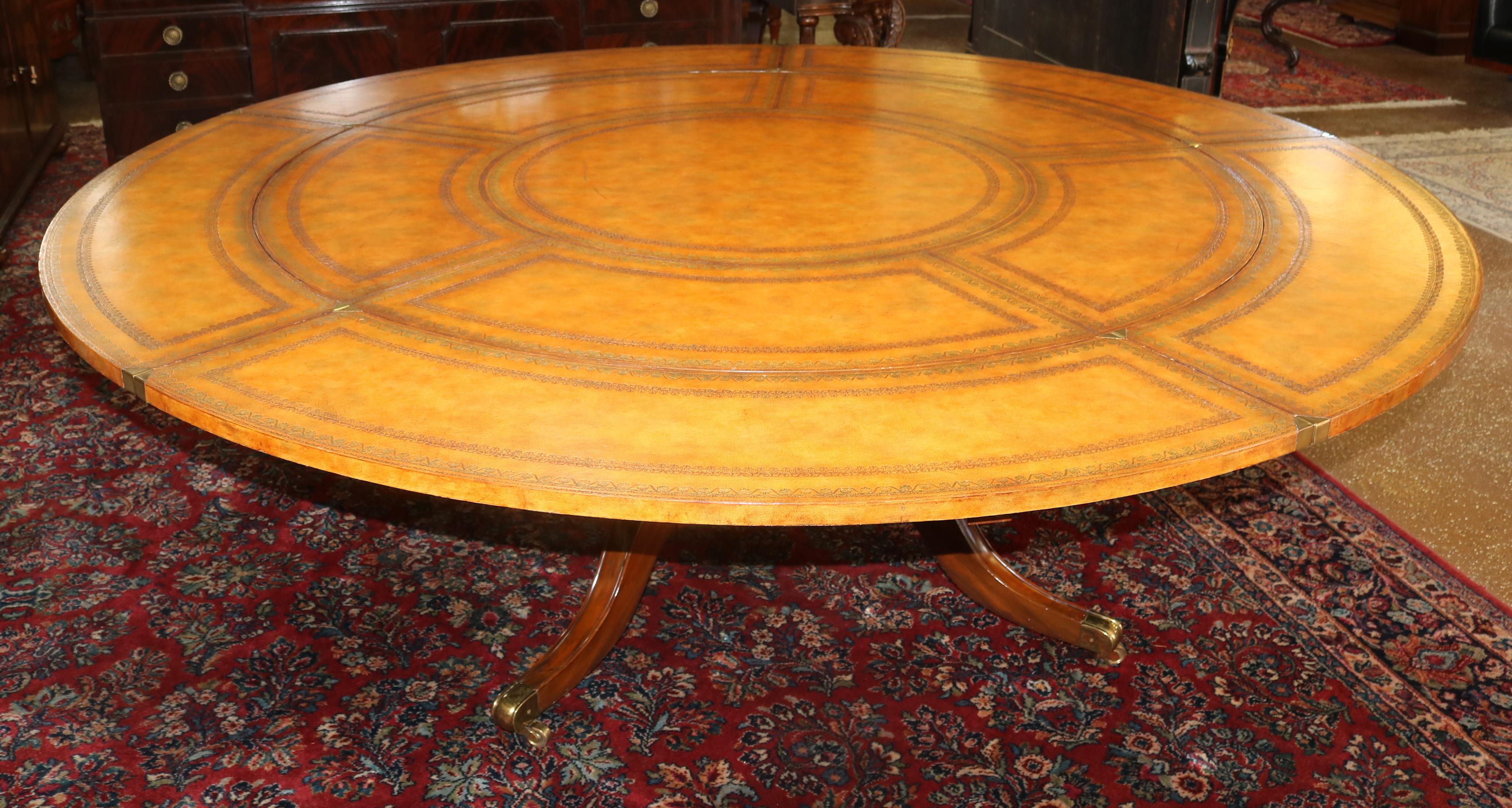 Table périmétrique ronde Maitland Smith en cuir ouvragé de style géorgien  Bon état - En vente à Long Branch, NJ