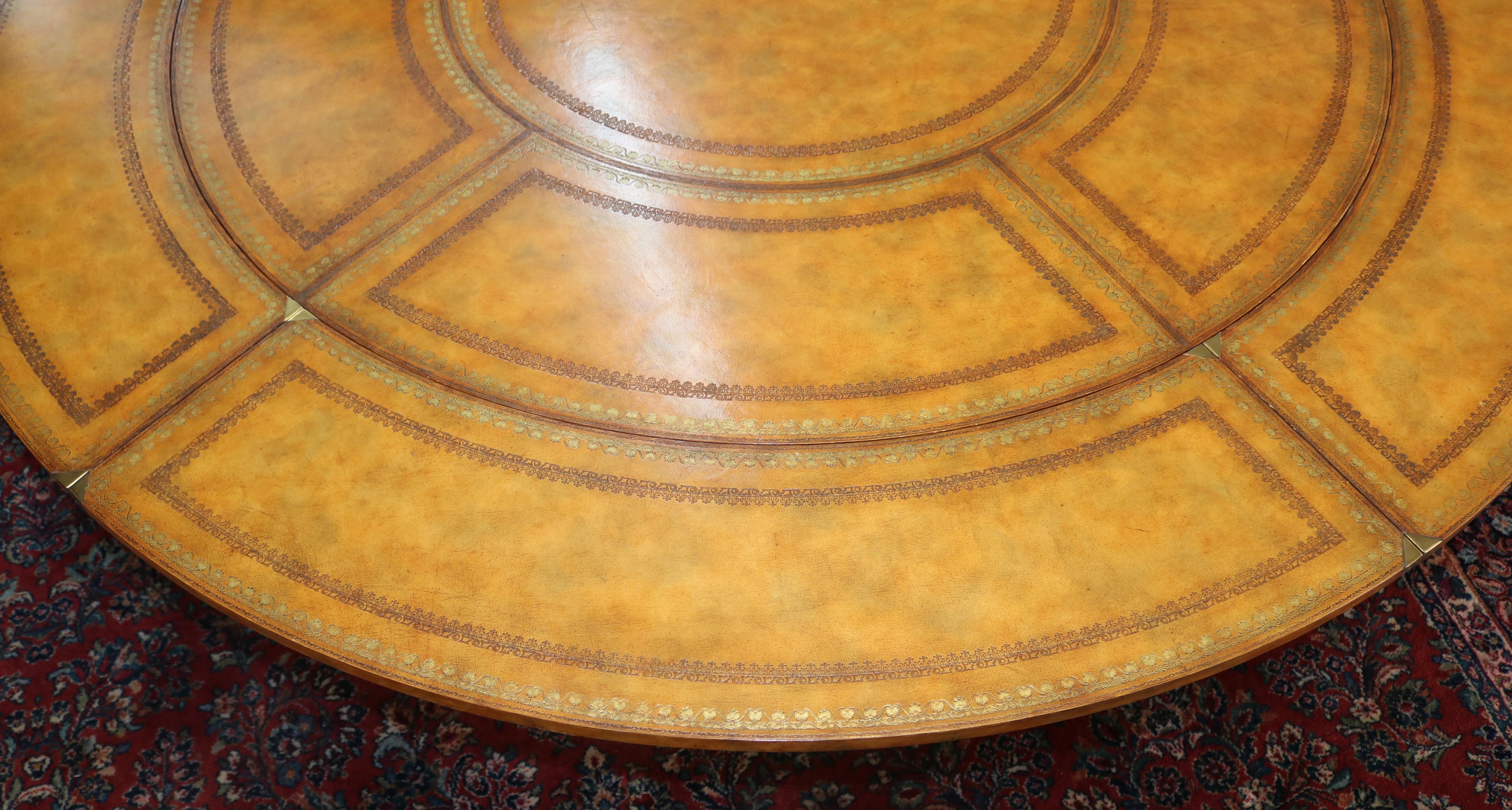 Table périmétrique ronde Maitland Smith en cuir ouvragé de style géorgien  en vente 1
