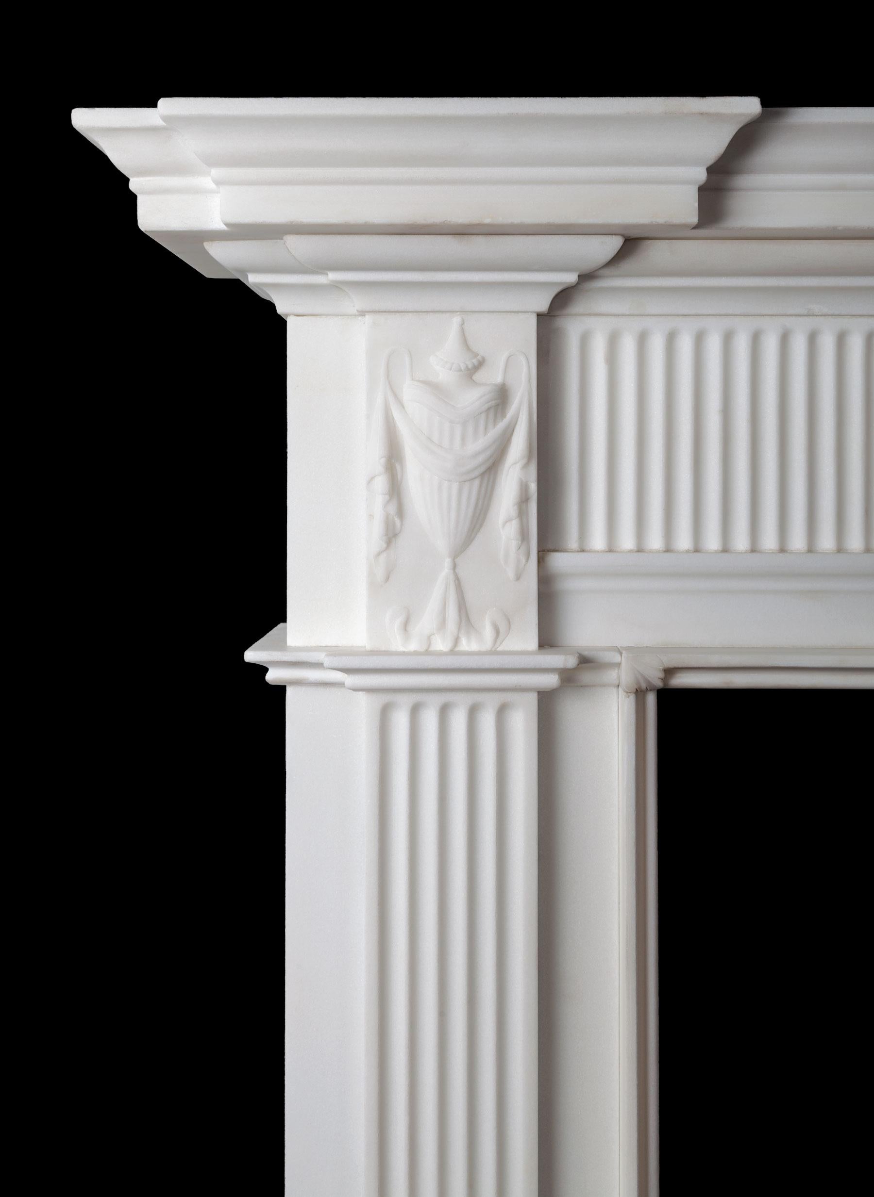 Kamin aus reinweißem Marmor im georgianischen neoklassizistischen Stil. Dieser Kamin wurde nach einem georgianischen Original von George Hill und Author Darley aus der Mercer Street in Dublin nachgebaut. Er wurde 1780 in einem Haus am Merrion Square