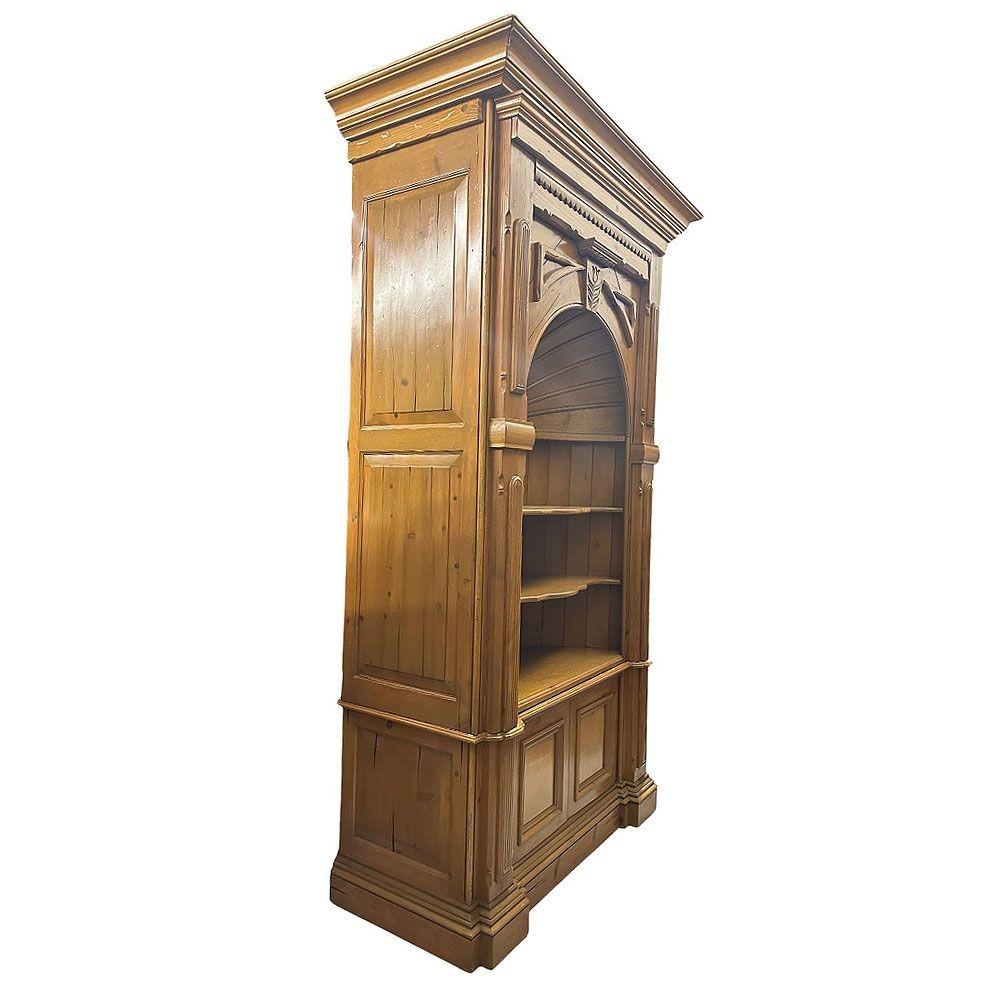 Cette bibliothèque d'angle Bespaq en pin anciennement noué, de style géorgien, présente des détails festonnés sur la garniture, le point focal et l'arc médian avec une fleur sculptée et des feuilles. Le design de la première étagère, qui présente