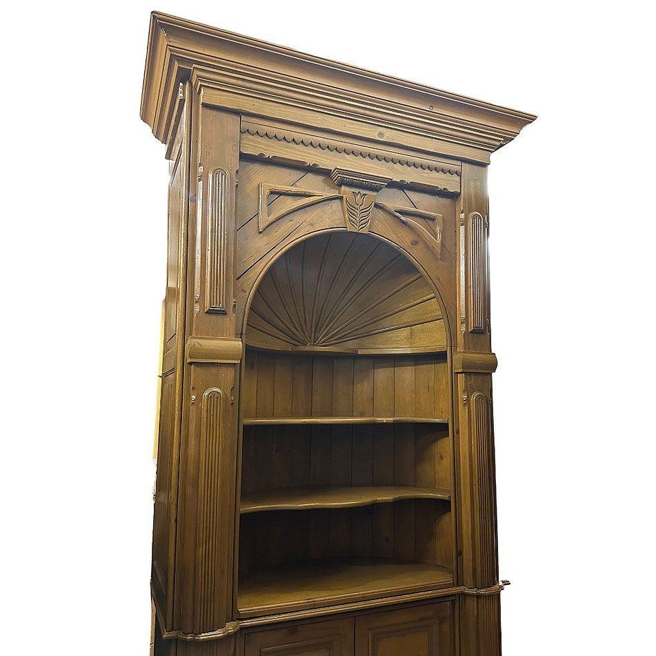 Américain Bibliothèque d'angle Bespaq en pin ancien de style géorgien avec dossier en tonneau en vente