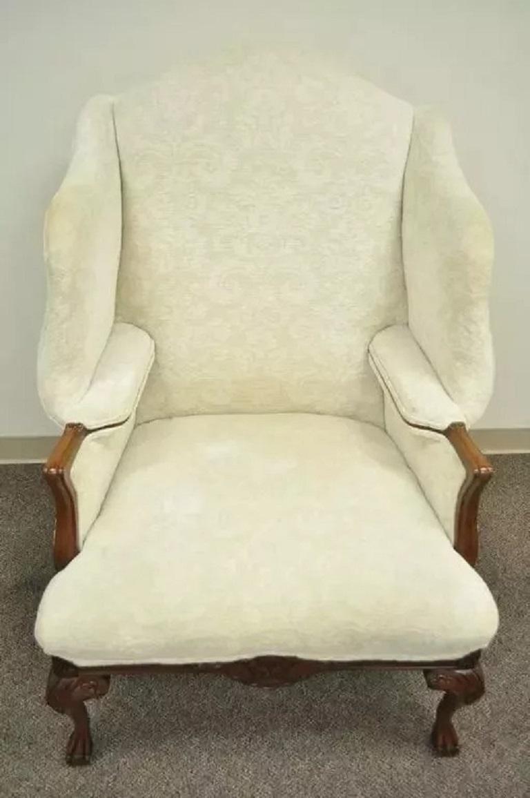 Sedia Wingback imbottita in stile georgiano in mogano sovradimensionato con Ball and Claw in vendita 3