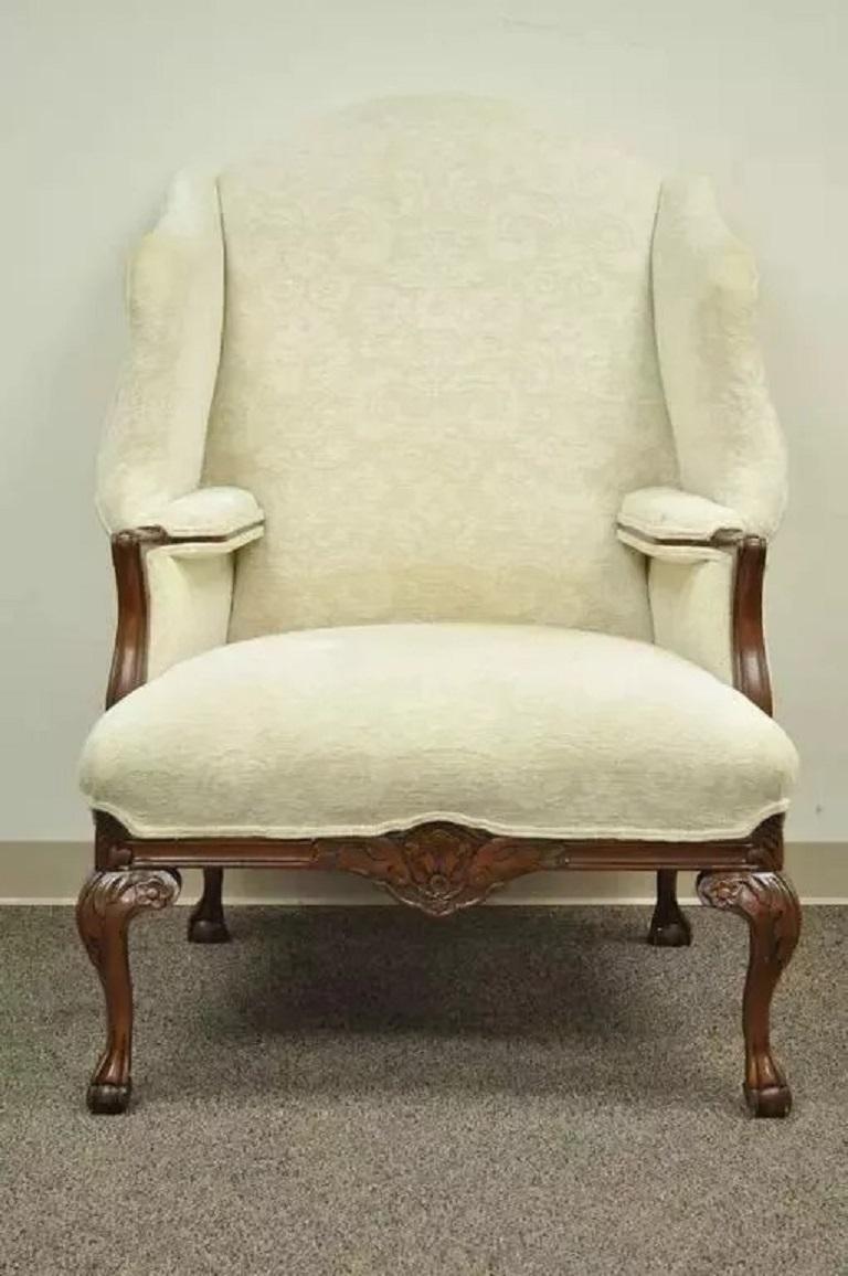 Sedia Wingback imbottita in mogano oversize in stile georgiano con Ball and Claw attribuita a Harden Furniture. L'articolo presenta uno schienale alato esagerato e sagomato, braccioli interni con supporti in legno a vista, quattro piedi a sfera e